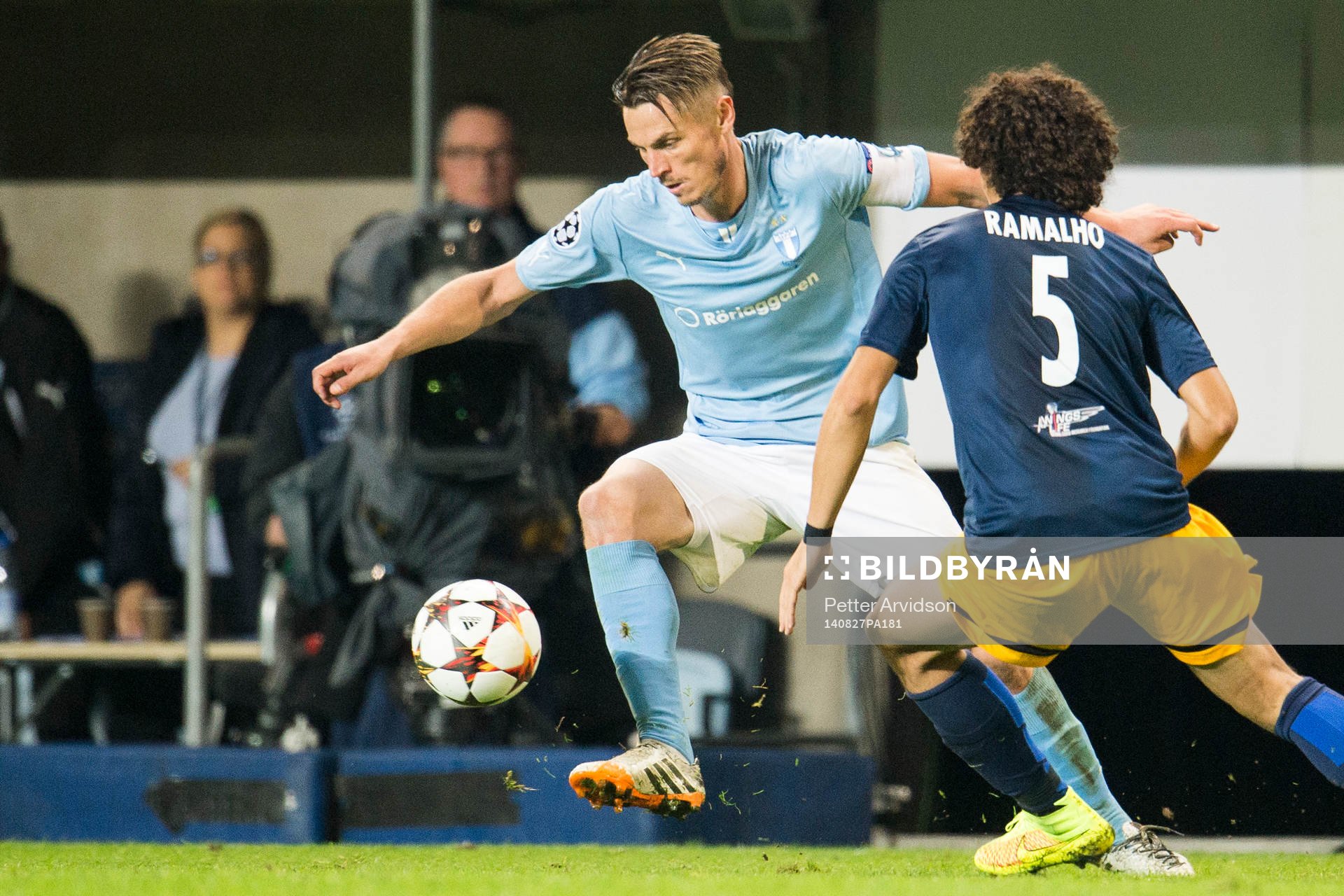 Malmö FFs Markus Rosenberg och Salzburgs André Ramalho under kvalmatchen i Champions League mellan Malmö FF och Red Bull Salzburg den 27 augusti 2014 i Malmö.