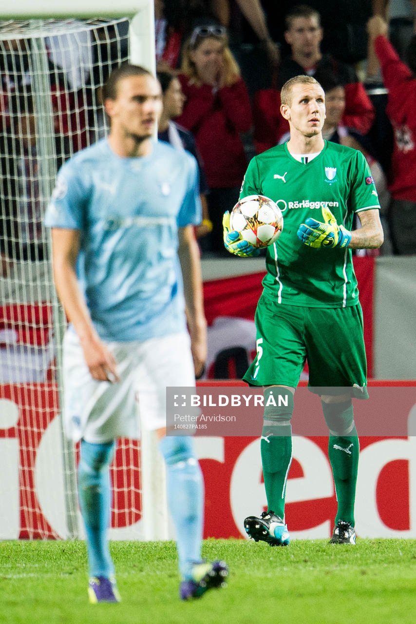 Malmö FFs målvakt Robin Olsen och i förgrunden Erik