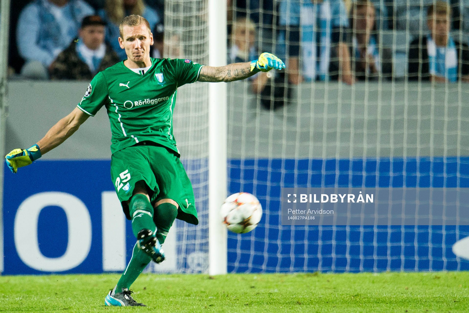 Malmö FFs målvakt Robin Olsen med en utspark