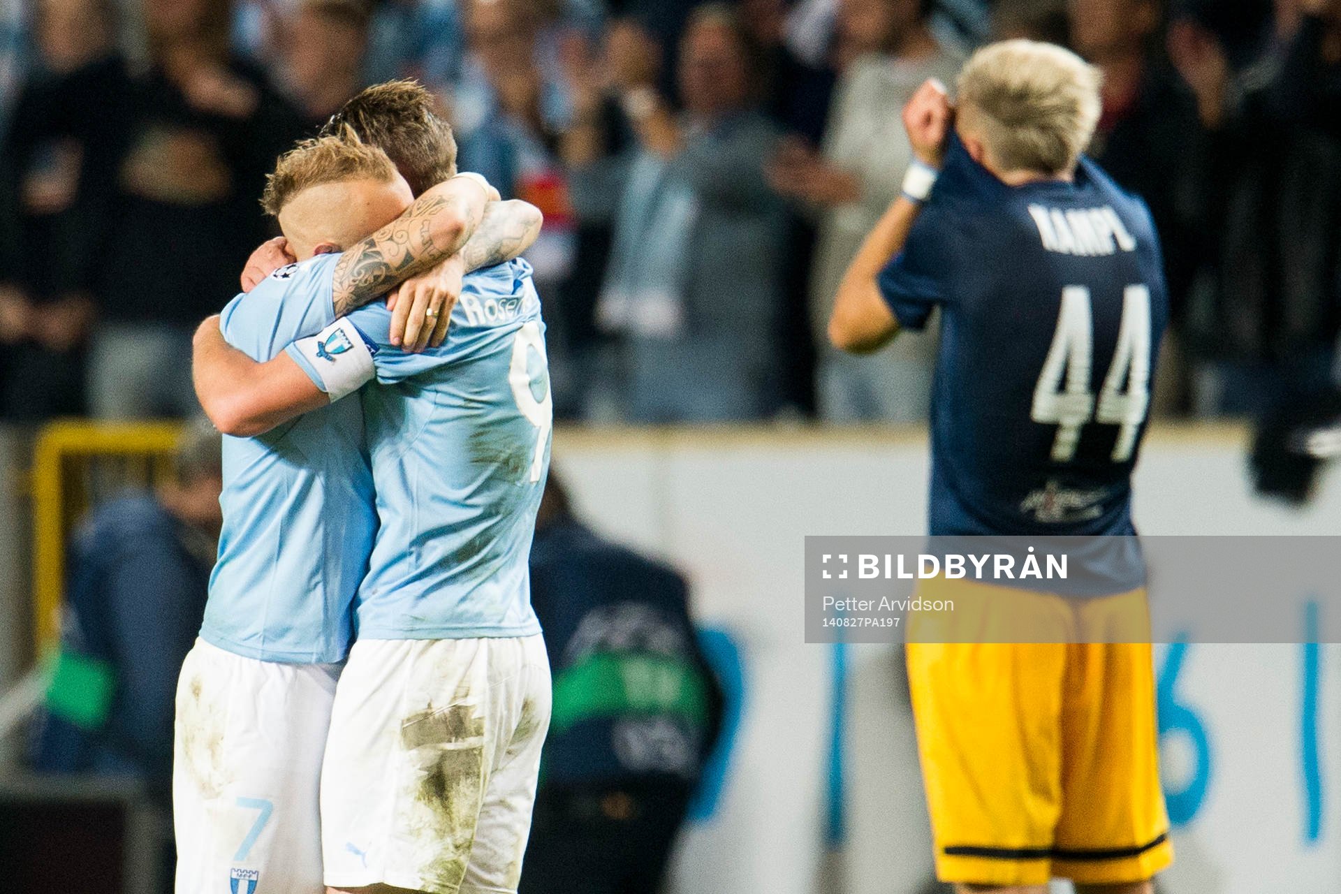Malmö FFs Magnus Eriksson och Markus Rosenberg kramas och