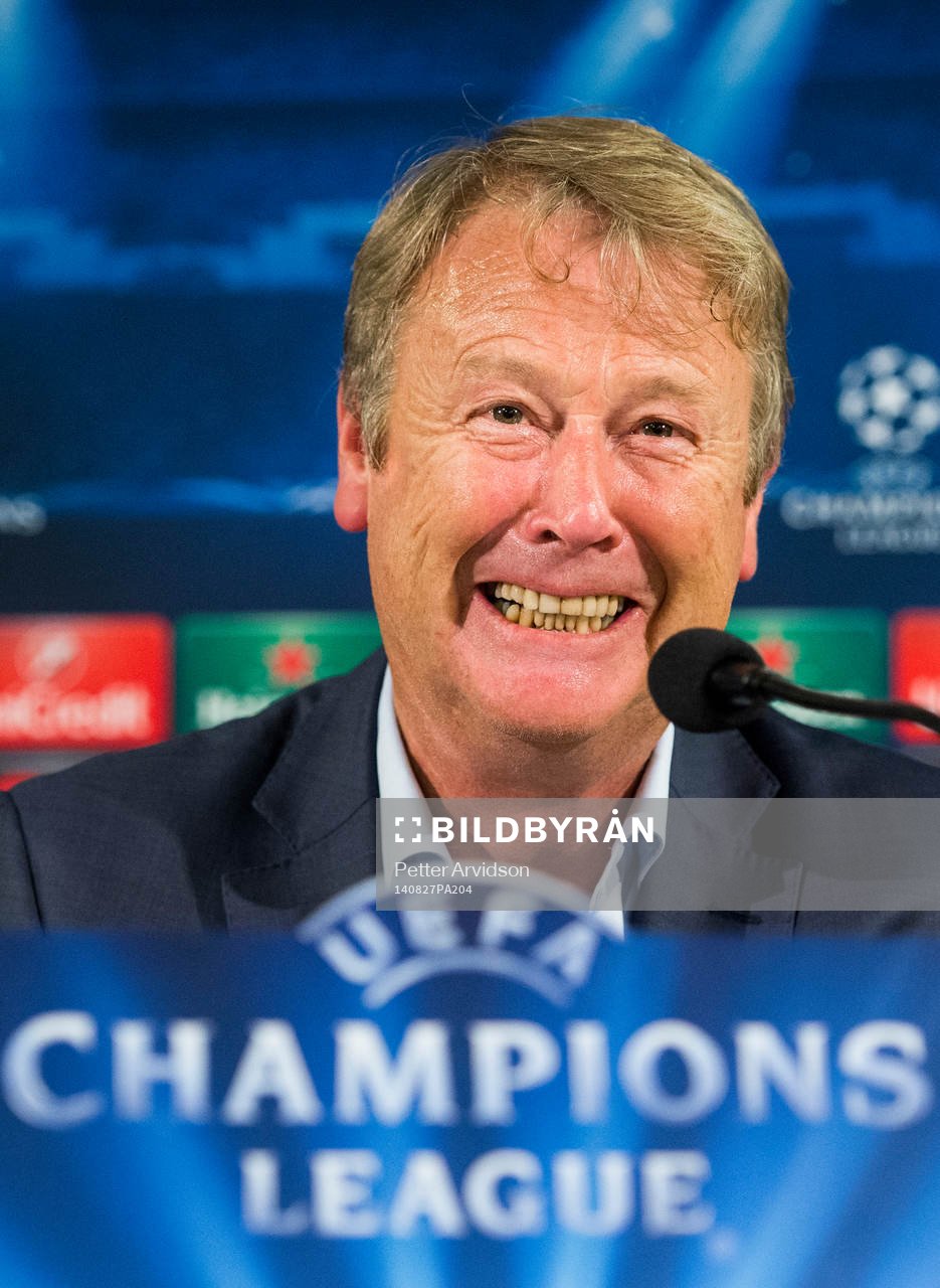 Malmö FFs tränare Åge Hareide skrattar