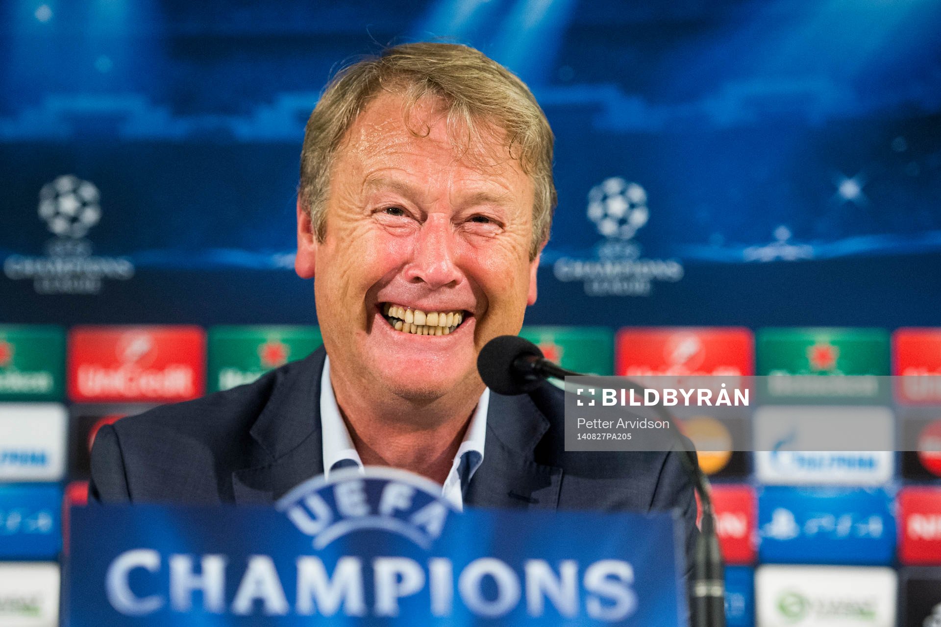 Malmö FFs tränare Åge Hareide skrattar