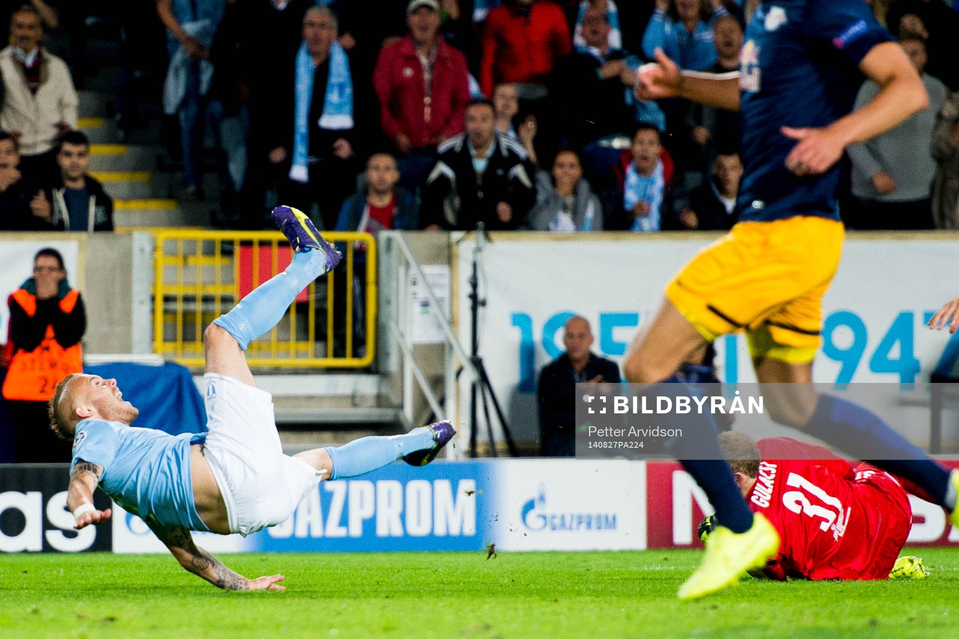 Malmö FFs Magnus Eriksson fälls av Salzburgs målvakt