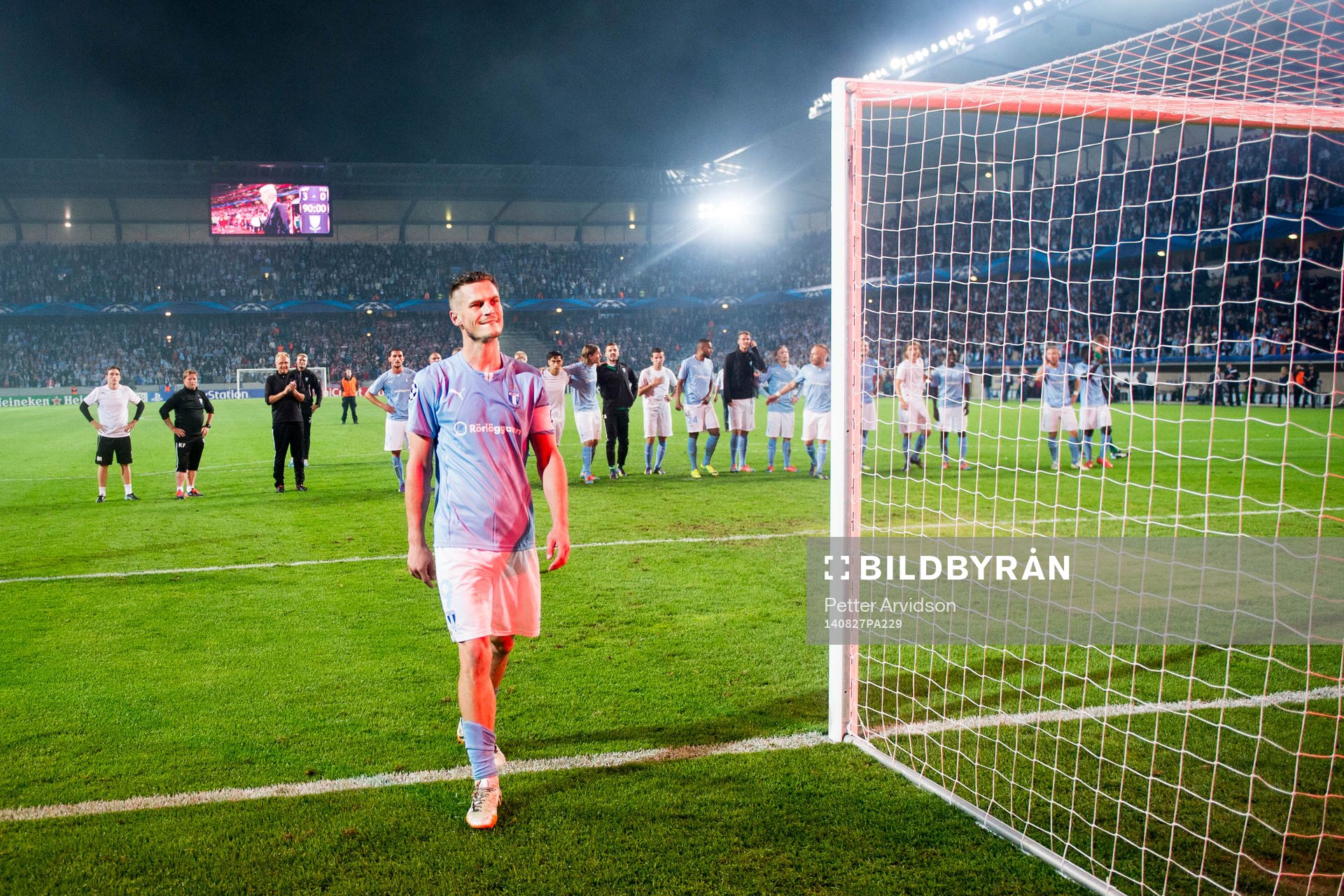 Malmö FFs Markus Rosenberg går fram mot klacken för att