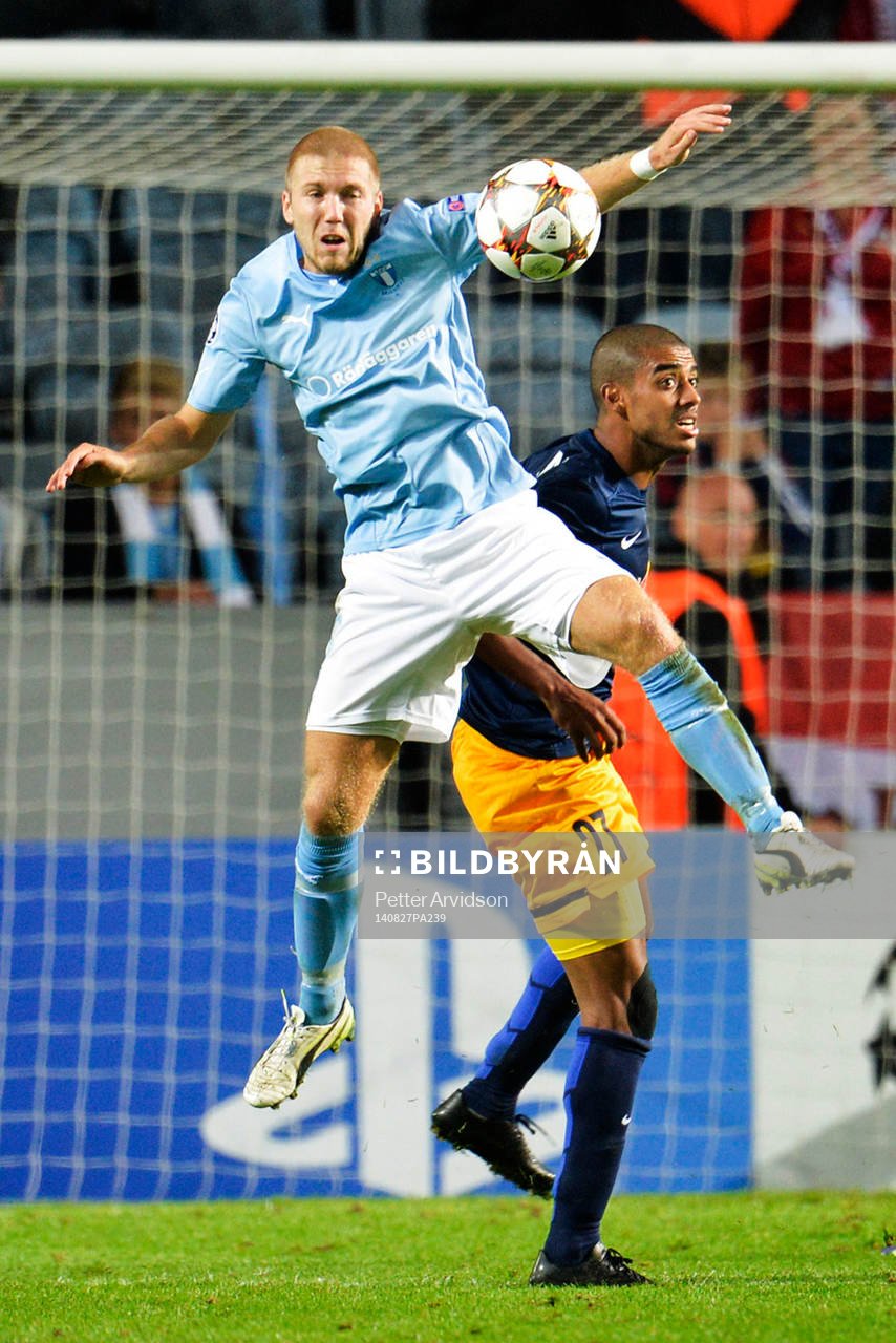Malmö FFs Anton Tinnerholm och Salzburgs Alan under kvalmatchen i Champions League mellan Malmö FF och Red Bull Salzburg den 27 augusti 2014 i Malmö.
