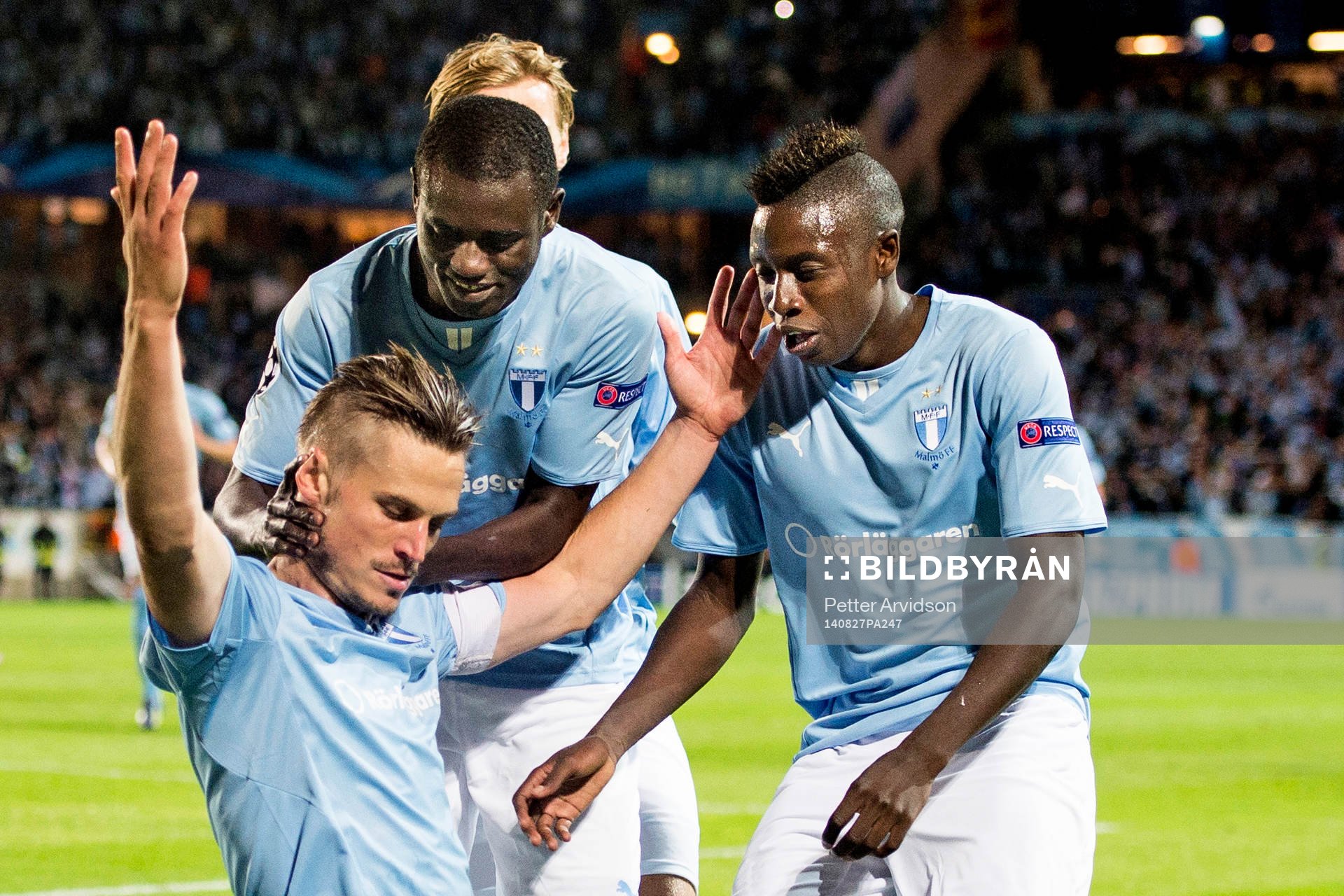 Malmö FFs Markus Rosenberg kramas om av Enock Kofi Adu och