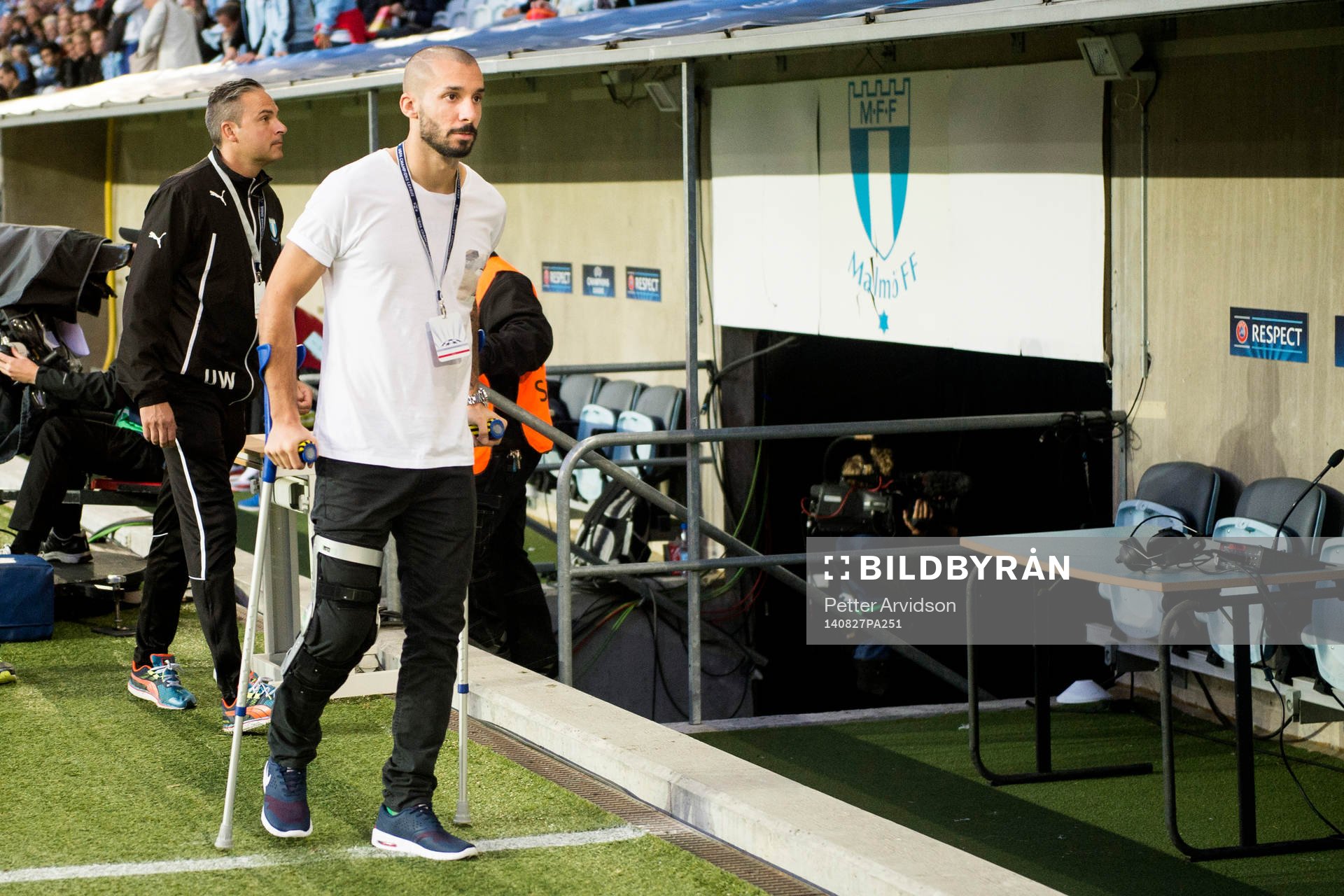 Malmö FFs långtidsskadade Guillermo Molins på kryckor under kvalmatchen i Champions League mellan Malmö FF och Red Bull Salzburg den 27 augusti 2014 i Malmö.