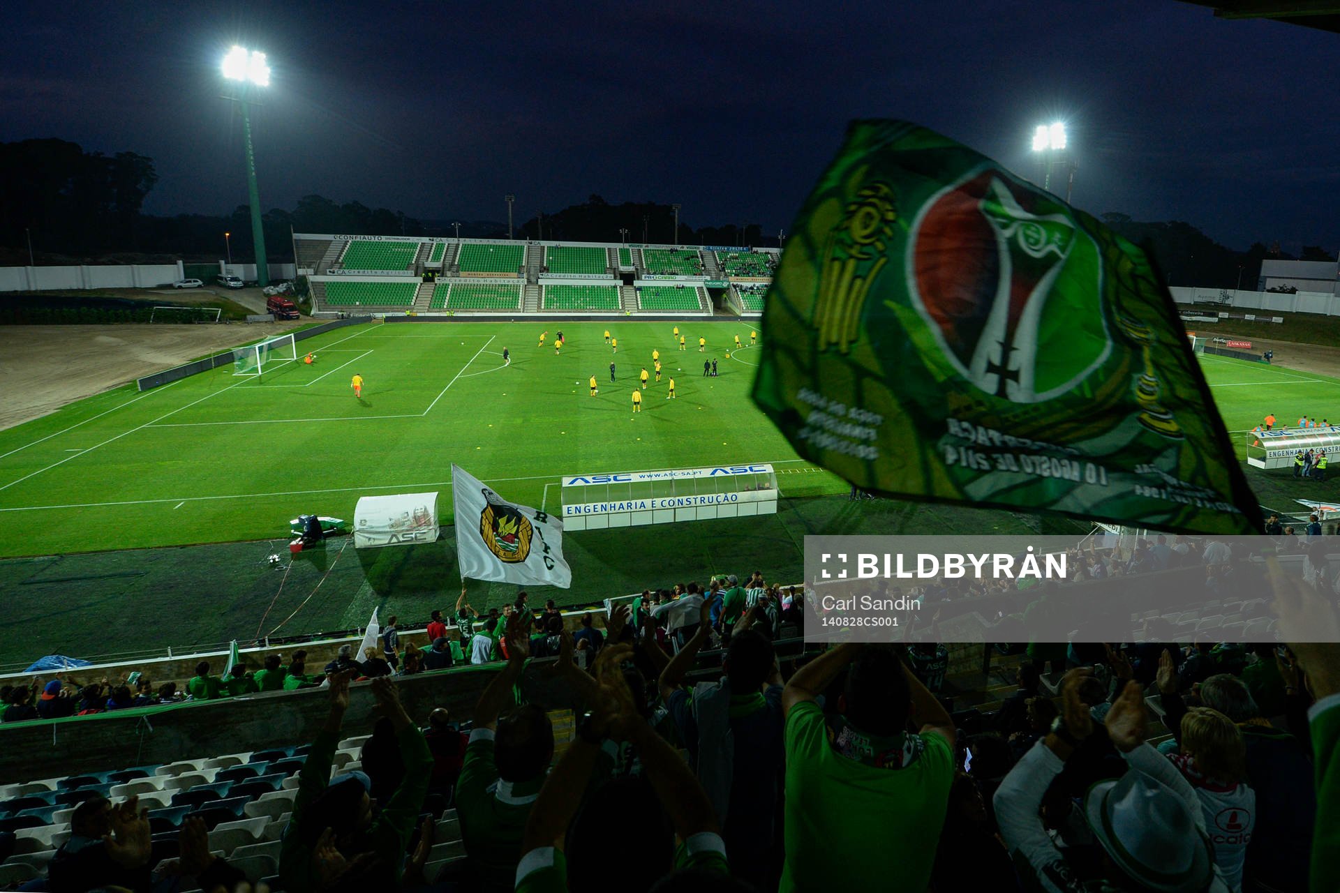 Lagen värmer upp på arenan innan playoff-matchen till