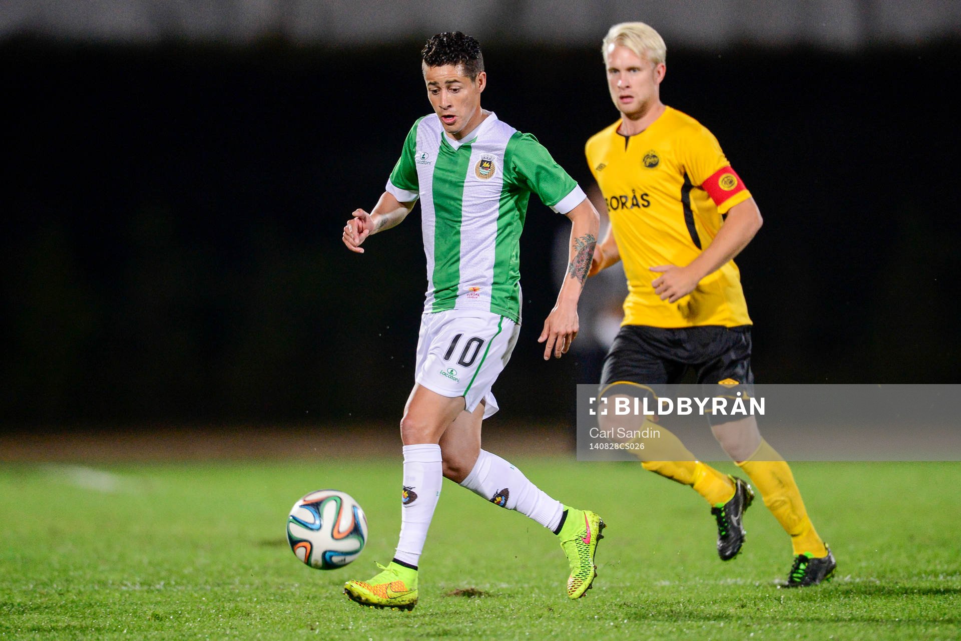 Rio Aves Diego Lopez och Elfsborgs Johan Larsson under playoff-matchen till Europa League mellan Rio Ave och Elfsborg den 28 augusti 2014 i Vila do Conde, Portugal.