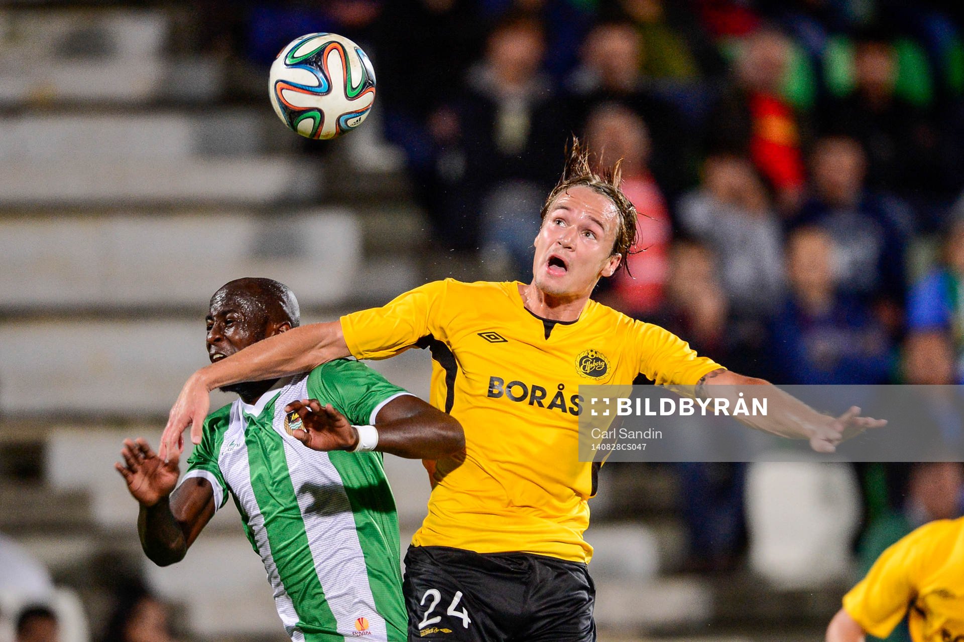 Rio Aves Prince-Desiré Gouano och Elfsborgs Viktor Prodell under playoff-matchen till Europa League mellan Rio Ave och Elfsborg den 28 augusti 2014 i Vila do Conde, Portugal.