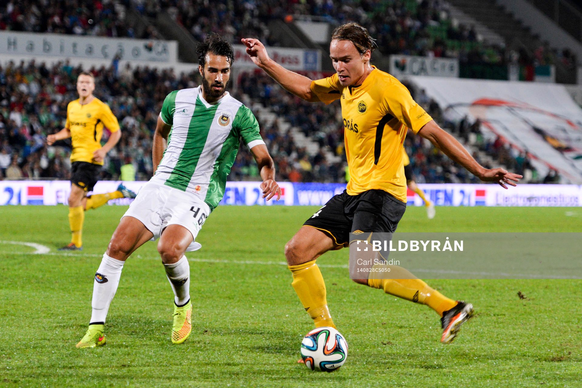 Rio Aves Marcelo och Elfsborgs Viktor Prodell under playoff-matchen till Europa League mellan Rio Ave och Elfsborg den 28 augusti 2014 i Vila do Conde, Portugal.