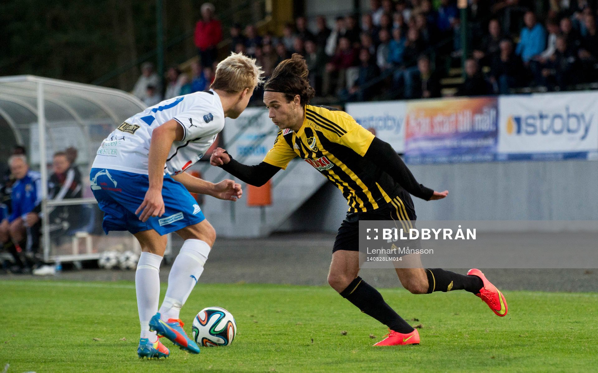 IFK Hässleholms Karim Al-Asi utmanar Osbys Jakob Lang i