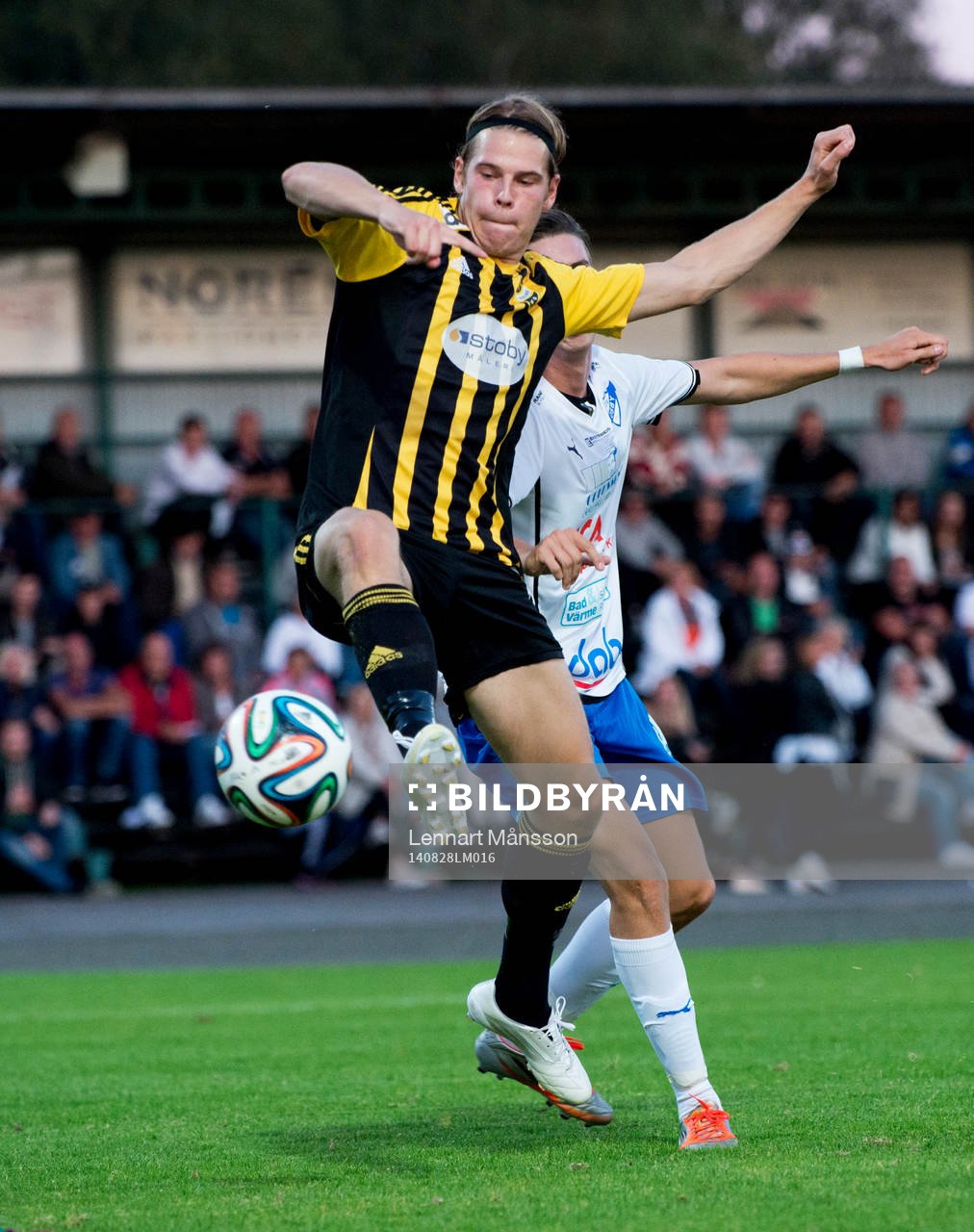 IFK Hässleholms Filip Thurn gör 1-0 i matchen i division 3 mellan IFK Hässleholm och IFK Osby i Hässleholm augusti 2014.