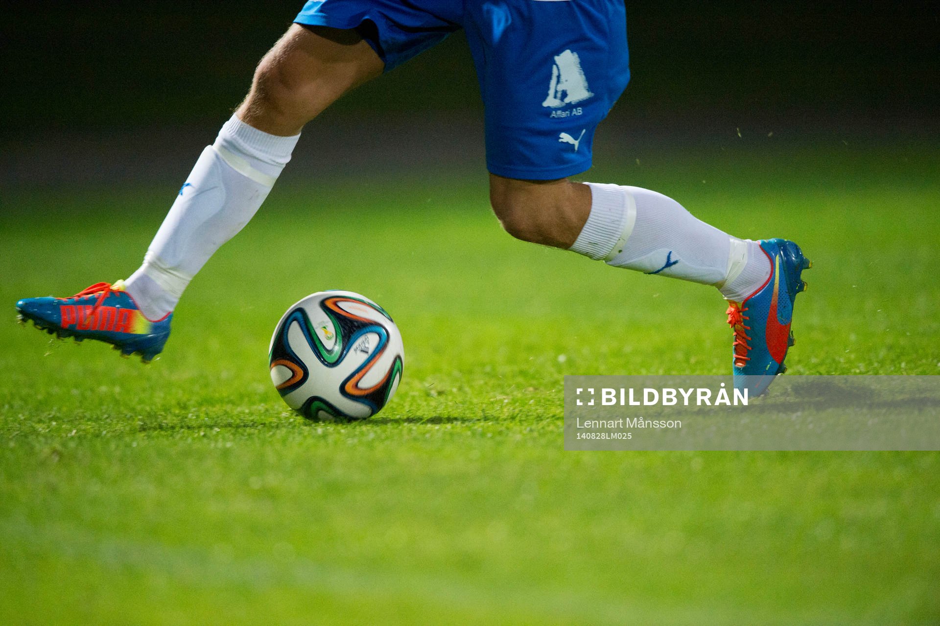 Fotbollsskor Puma i matchen i division 3 mellan IFK
