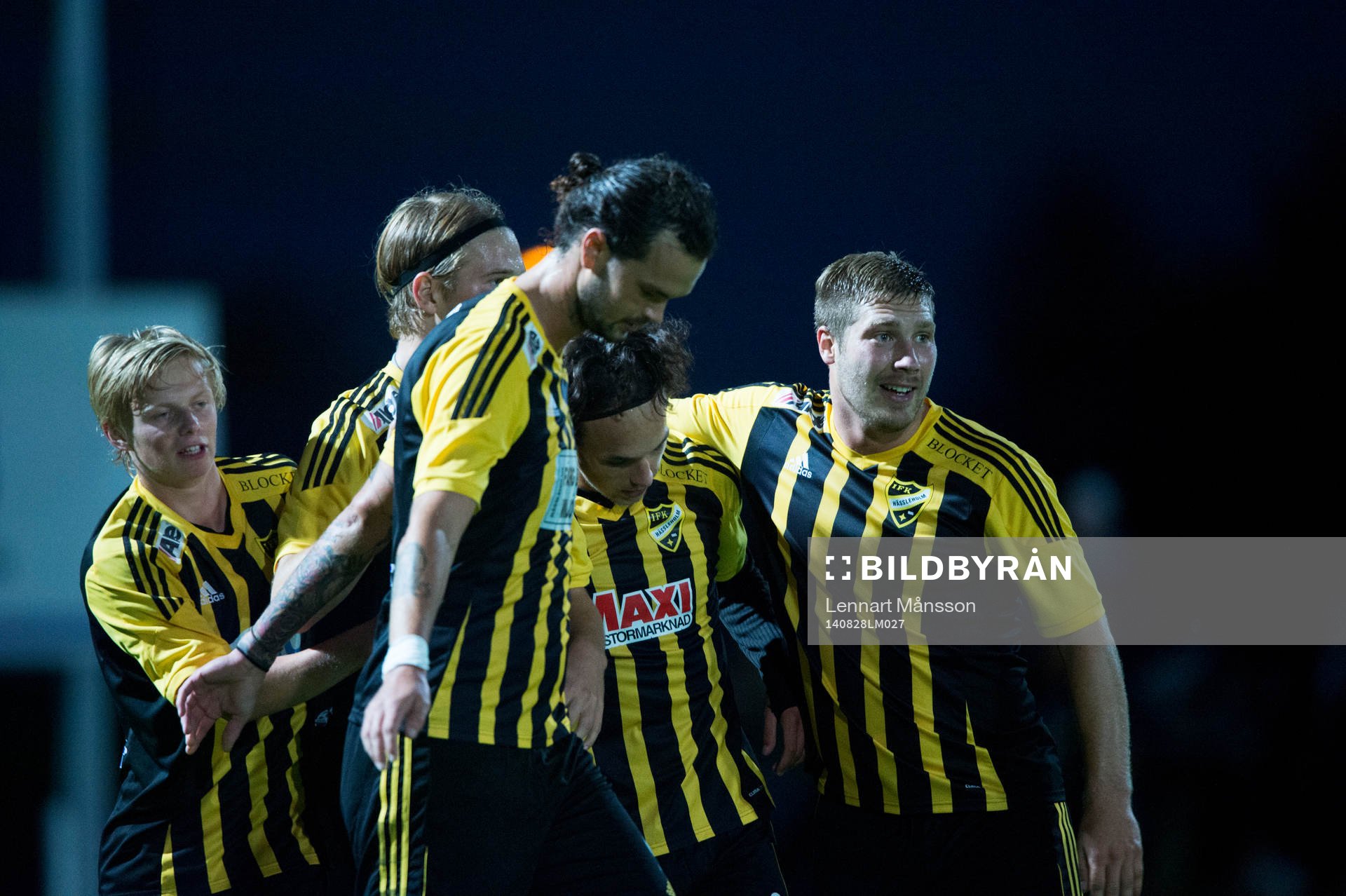 IFK Hässleholms Karim Al-Asi har gjort mål och grattas i