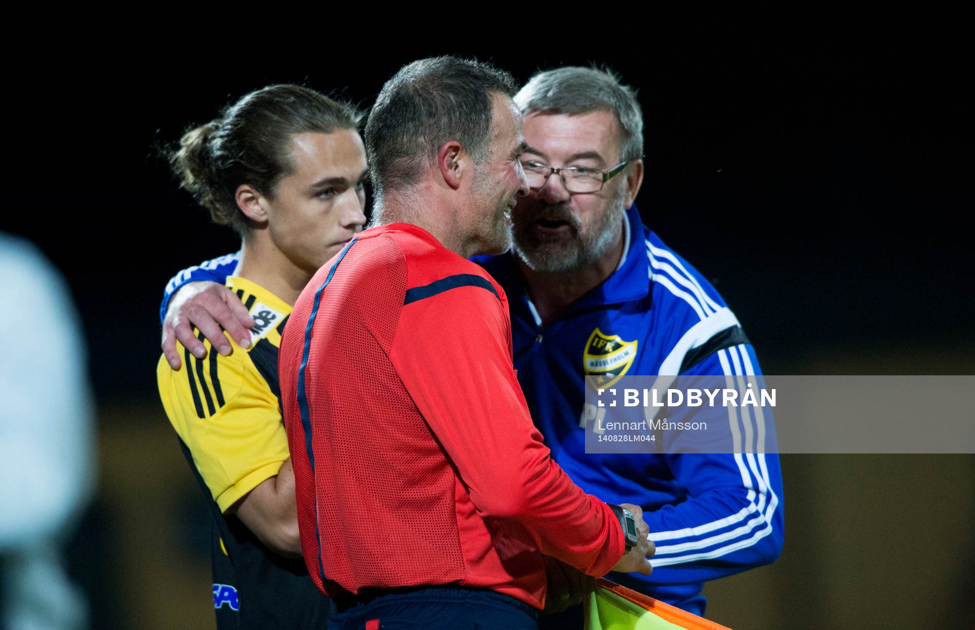 IFK Hässleholms tränare Patrik Lennartsson ger Anton Pramberg instruktioner inför inhopp i matchen i division 3 mellan IFK Hässleholm och IFK Osby i Hässleholm augusti 2014.