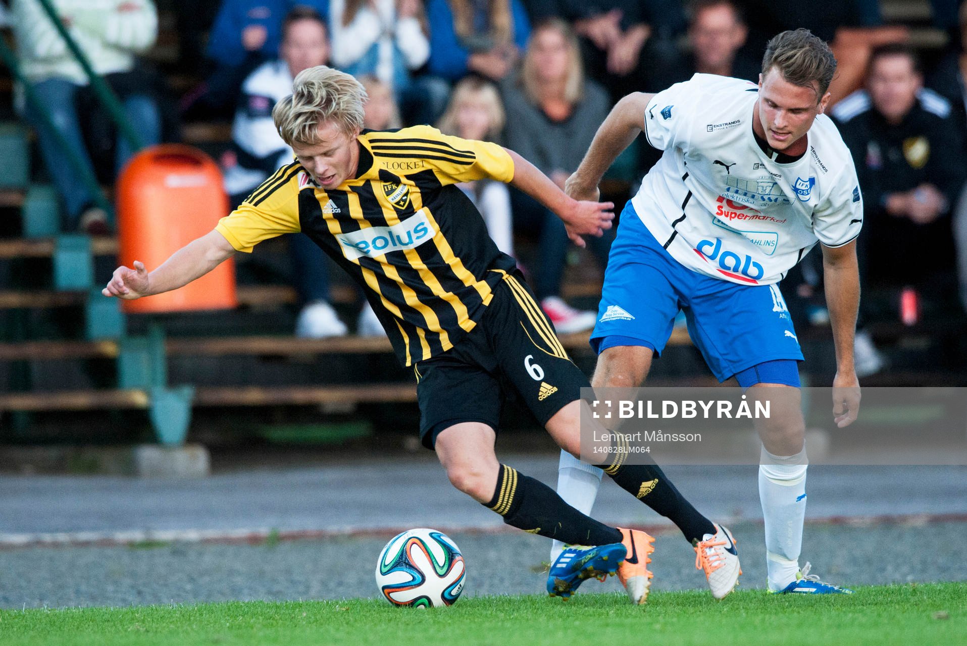 Hässleholms Philip Bengtsson bringas på fall i matchen i