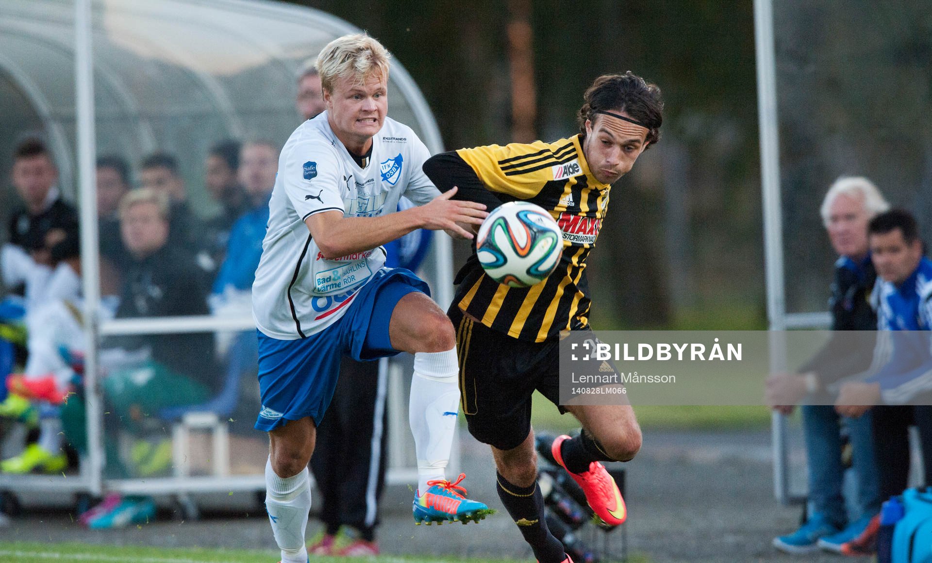 IFK Hässleholms Karim Al-Asi och Osbys Jacob Lang i matchen i division 3 mellan IFK Hässleholm och IFK Osby i Hässleholm augusti 2014.