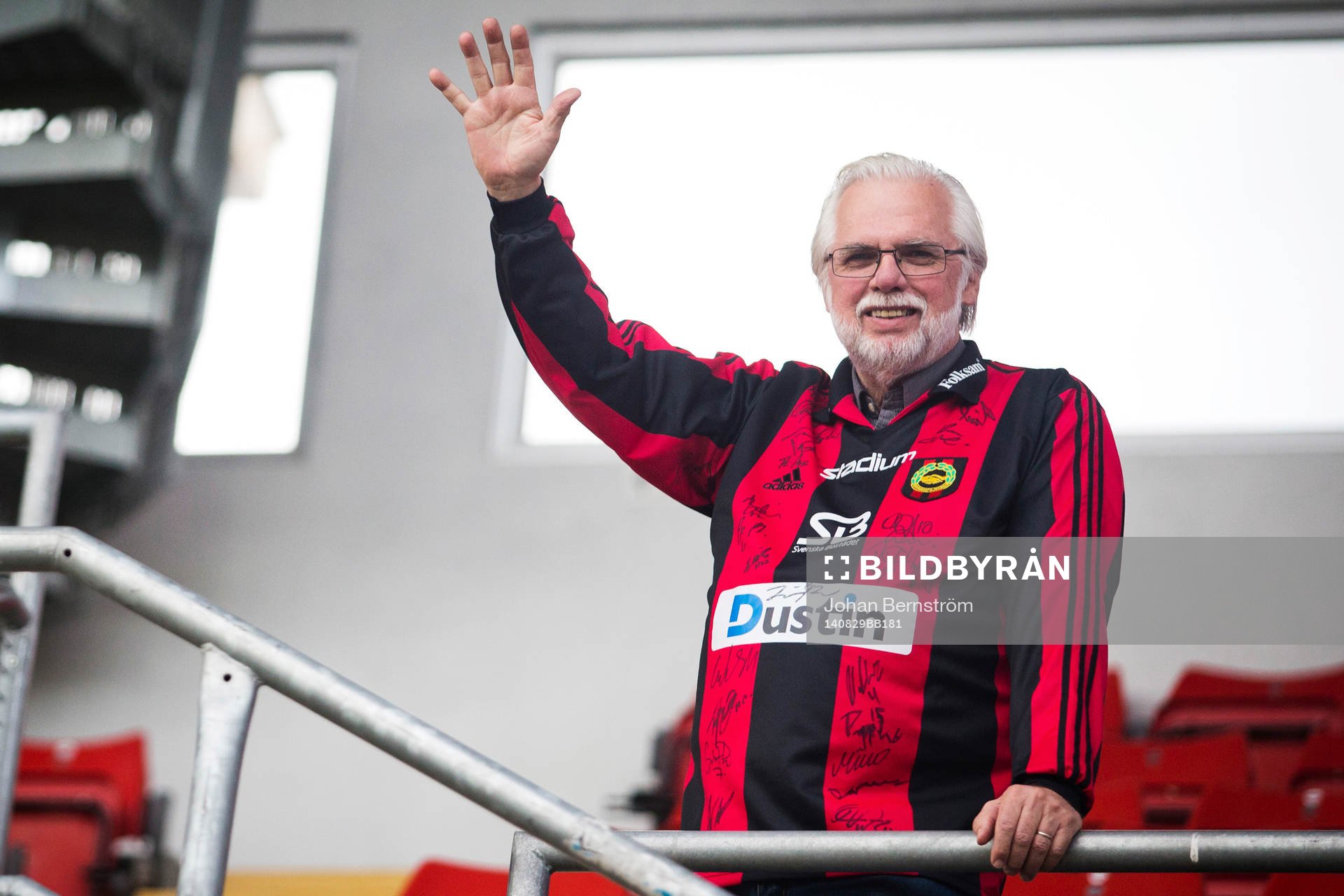 Brommapojkarna supporter med signerad matchtröja