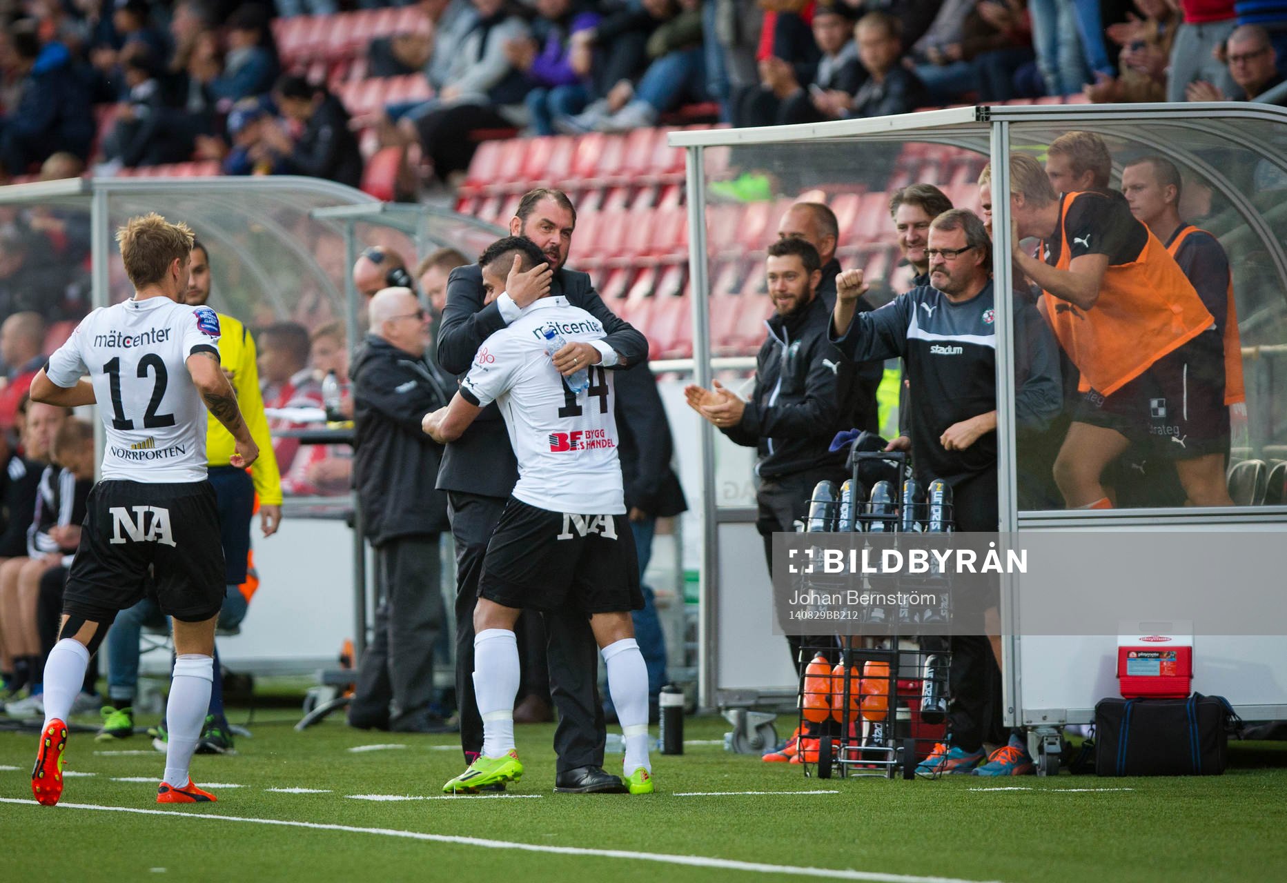 Örebros Daniel Sobralense gör 1-0 och jublar med tränare
