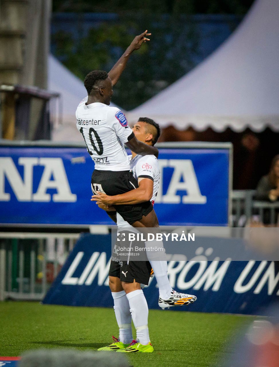 Örebros Daniel Sobralense gör 2-0 och jublar med Alhassan