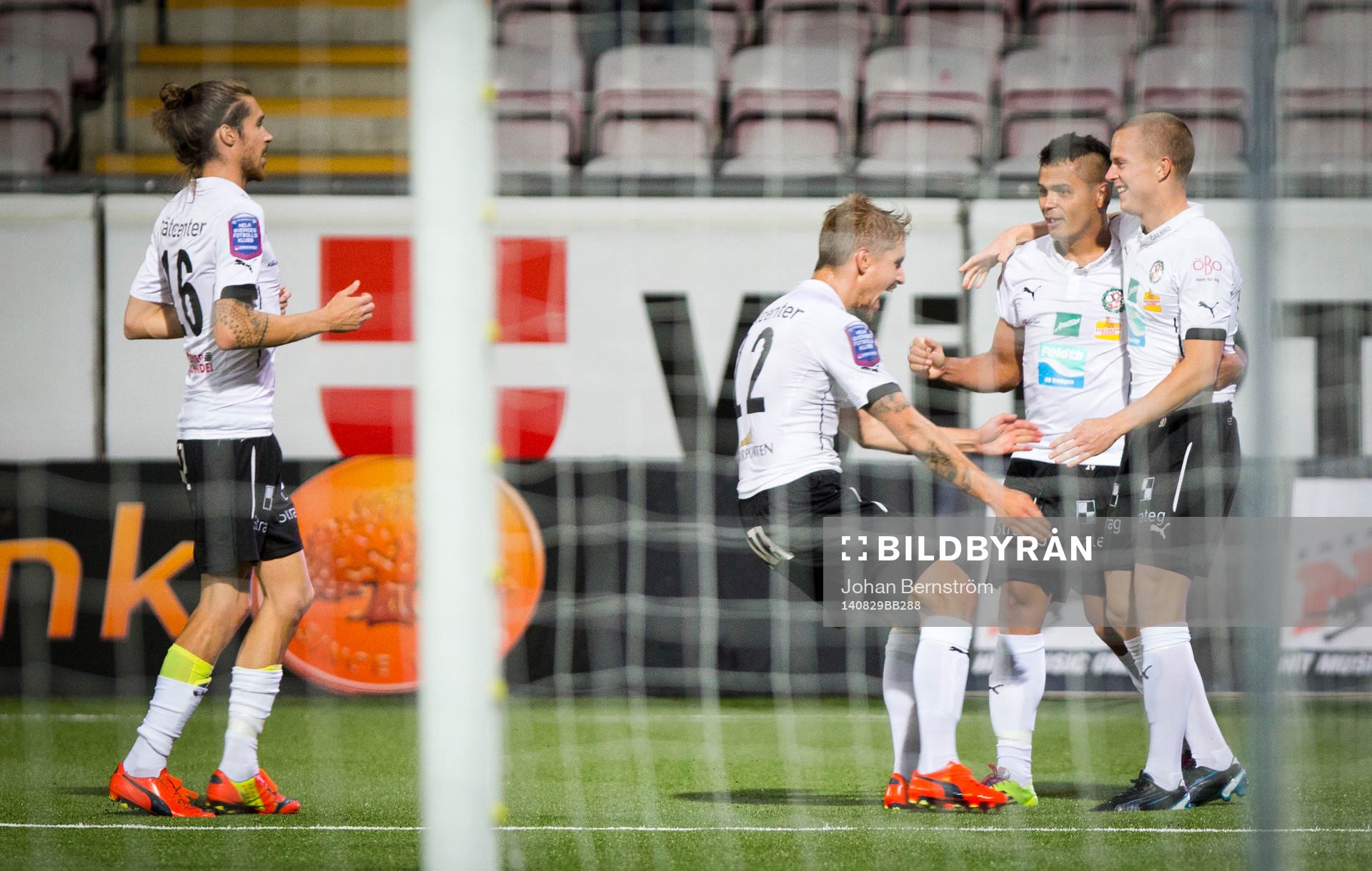 Örebros Daniel Gustavsson gör 3-1 direkt efter han blev inbytt och jublar med Daniel Sobralense i Allsvenskan mellan Örebro och Brommapojkarna den 29 augusti 2014 i Örebro.