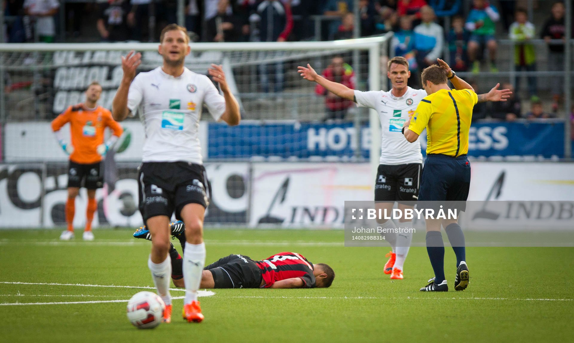 Brommapojkarnas Mauricio Albornoz ligger ner och deppar i