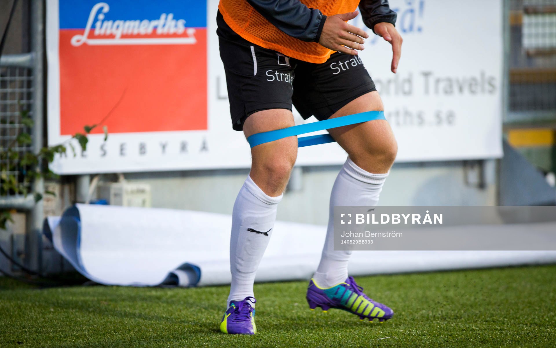 Avbytare värmer upp med gummiband i Allsvenskan mellan
