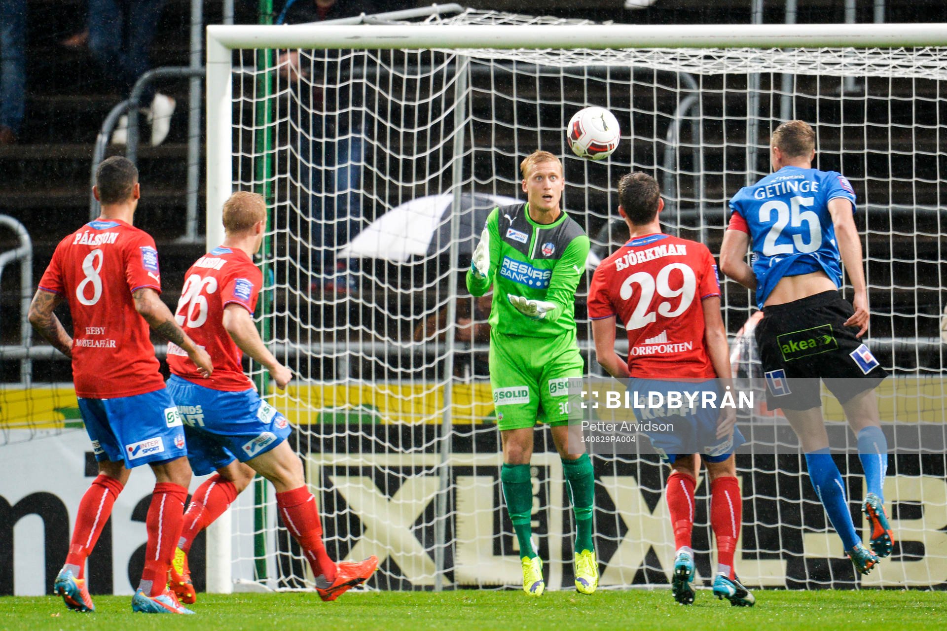 Helsingborgs målvakt Pär Hansson och Halmstads Richard
