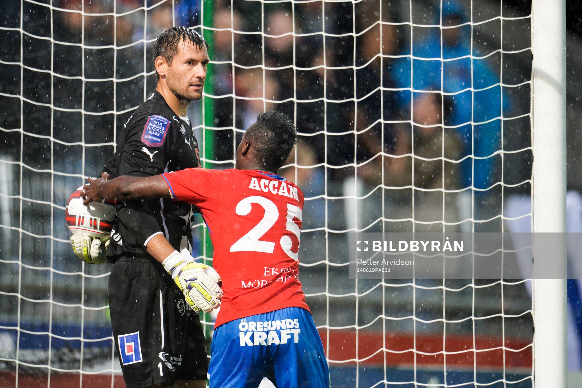 Helsingborgs David Accam försöker hämta bollen men Halmstads målvakt Stojan Lukic vill inte ge bort den under fotbollsmatchen i Allsvenskan mellan Helsingborg och Halmstad den 29 augusti 2014 i Helsingborg.