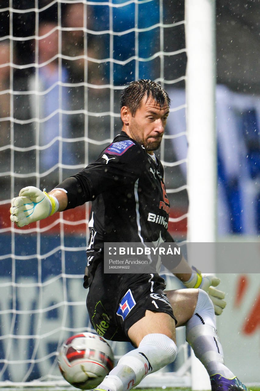 Halmstads målvakt Stojan Lukic släpper in 1-2 målet