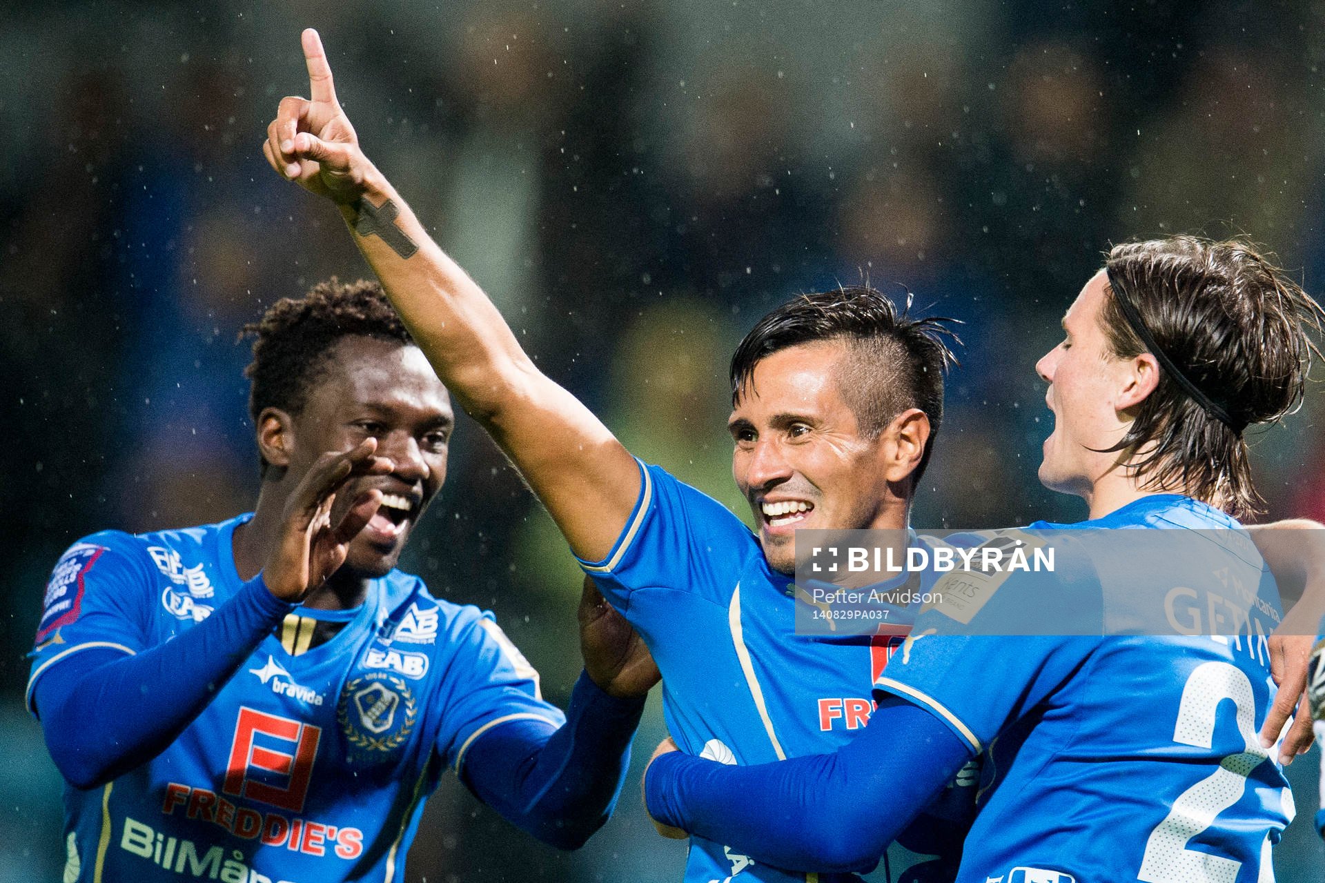 Halmstads Antonio Rojas (m) kramas om av Marcus Antonsson