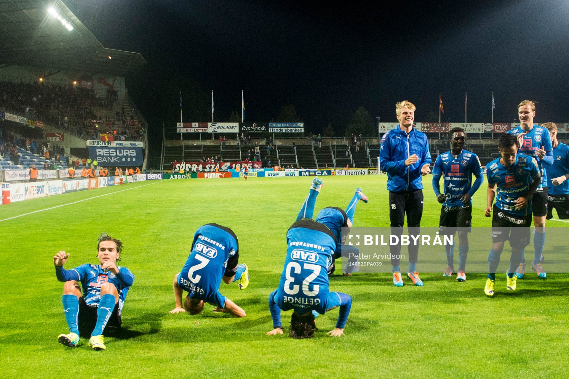 Halmstads spelare tackar publiken och gör kullerbyttor efter fotbollsmatchen i Allsvenskan mellan Helsingborg och Halmstad den 29 augusti 2014 i Helsingborg.