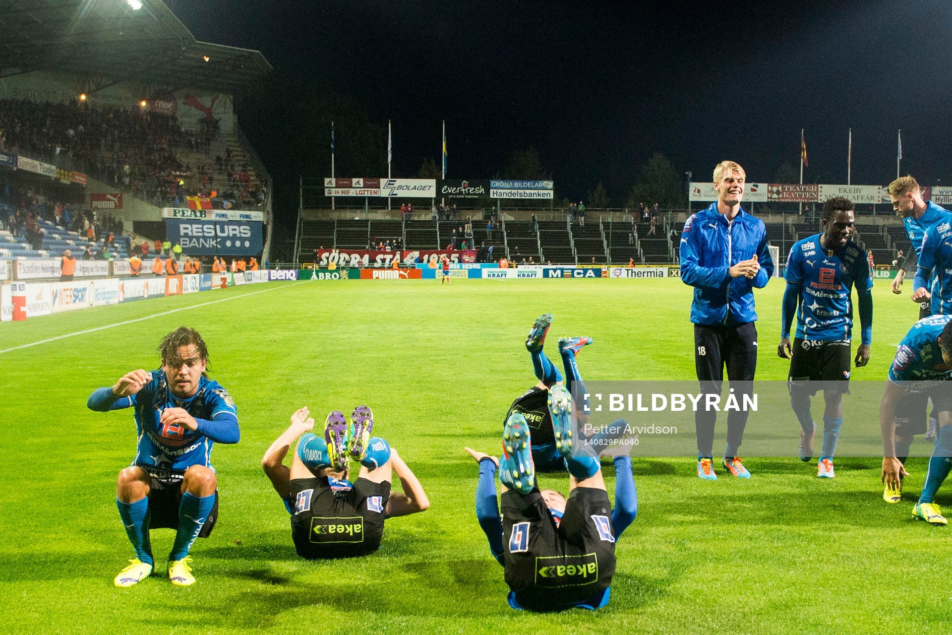 Halmstads spelare tackar publiken och gör kullerbyttor efter fotbollsmatchen i Allsvenskan mellan Helsingborg och Halmstad den 29 augusti 2014 i Helsingborg.