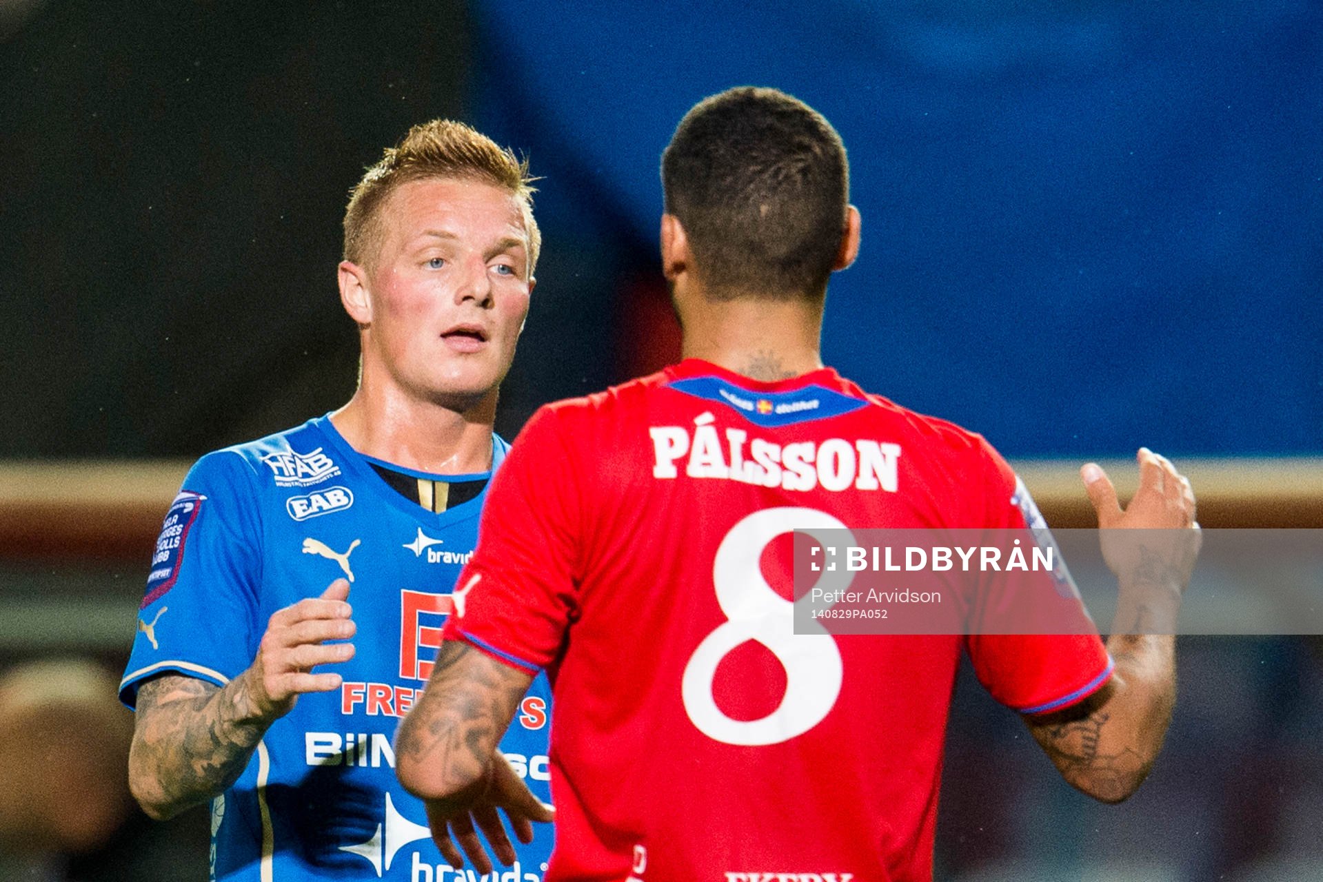 Halmstads Gudjón Baldvinsson tackar Helsingborgs Victor Palsson under fotbollsmatchen i Allsvenskan mellan Helsingborg och Halmstad den 29 augusti 2014 i Helsingborg.