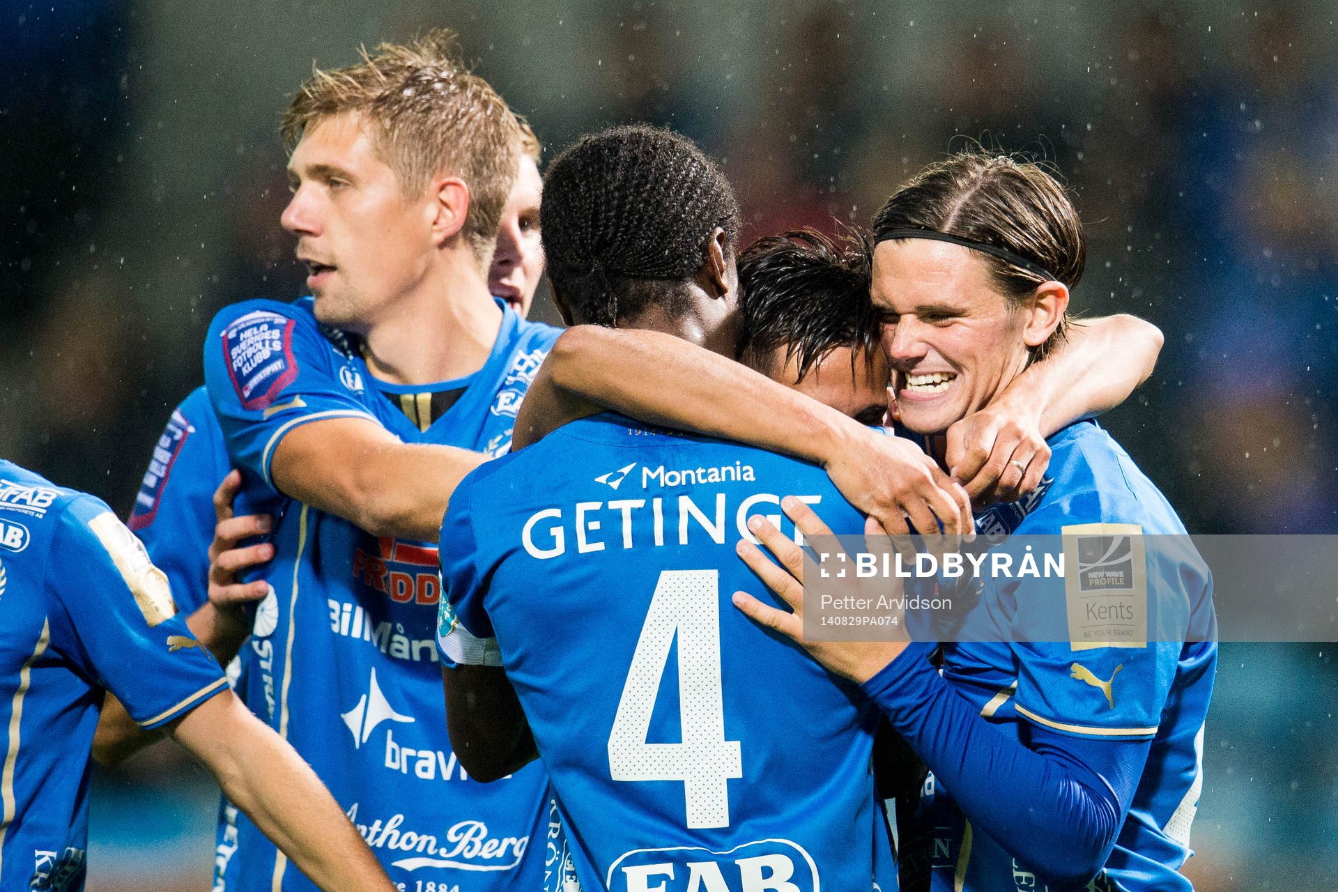 Halmstads spelare firar 1-3 genom Antonio Rojas, till