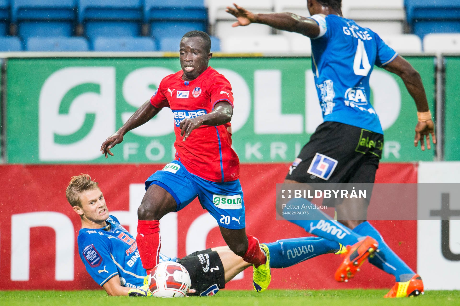 Helsingborgs Emmanuel Boateng tar sig förbi Halmstads