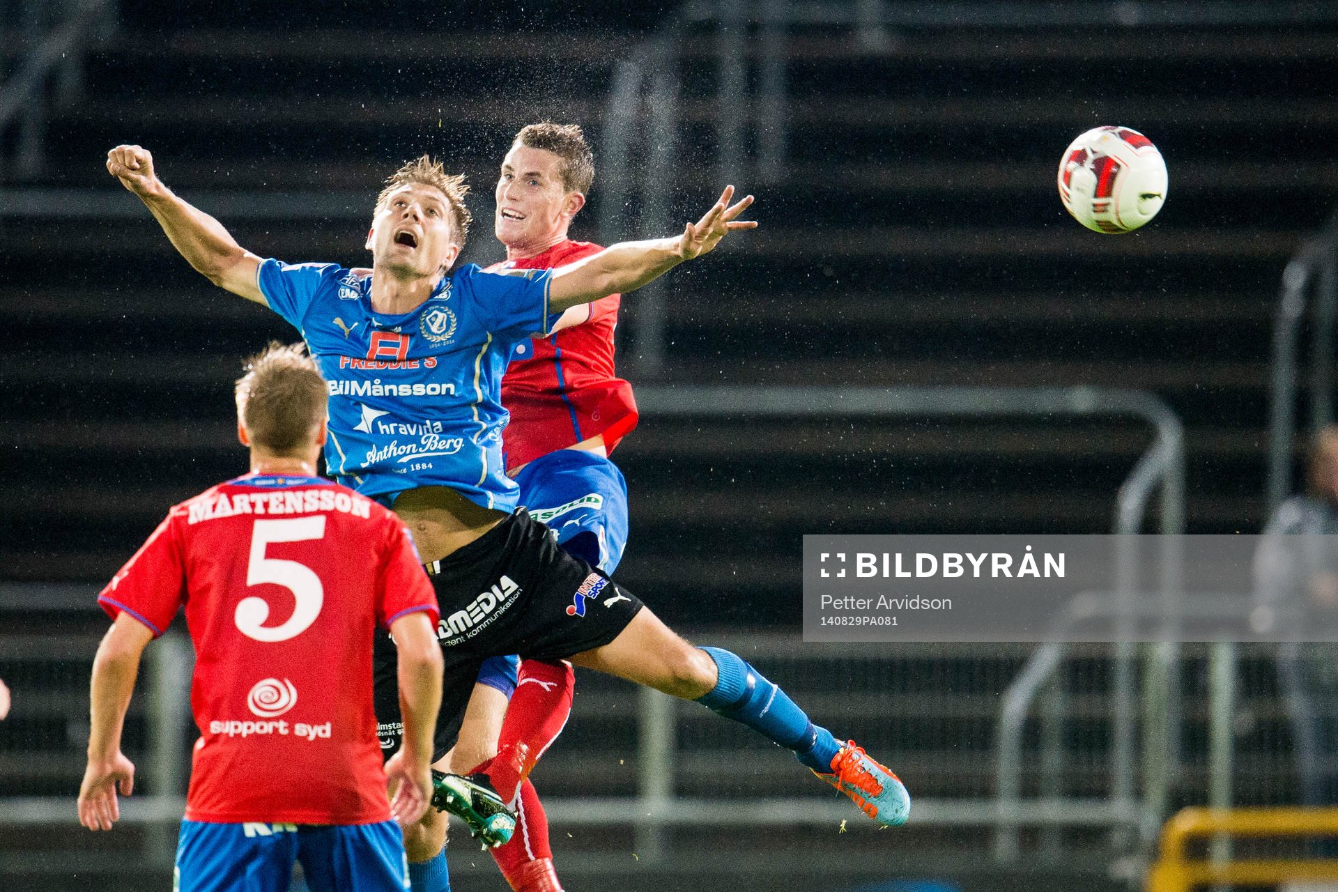 Halmstads Mikael Boman i nickduell med Helsingborgs Jesper