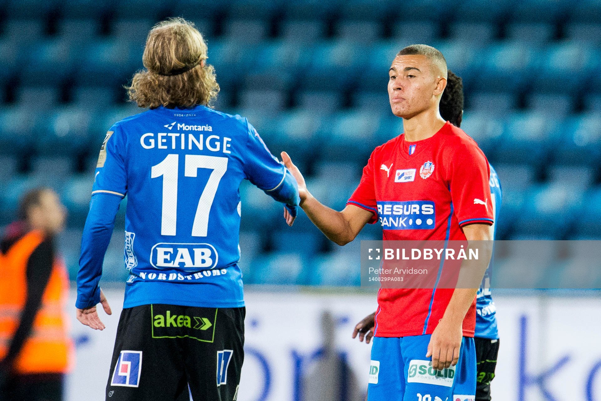Helsingborgs Jordan Larsson tackar Halmstads Oliver