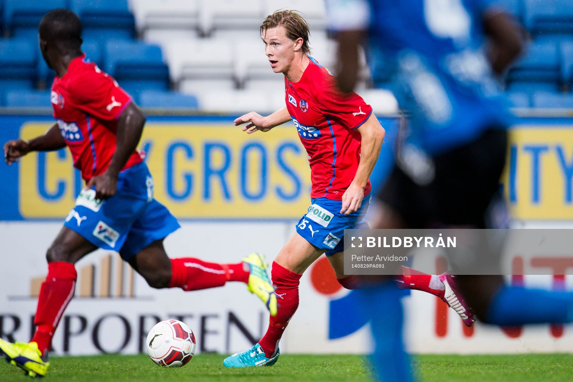 Helsingborgs Emil Krafth driver fram bollen
