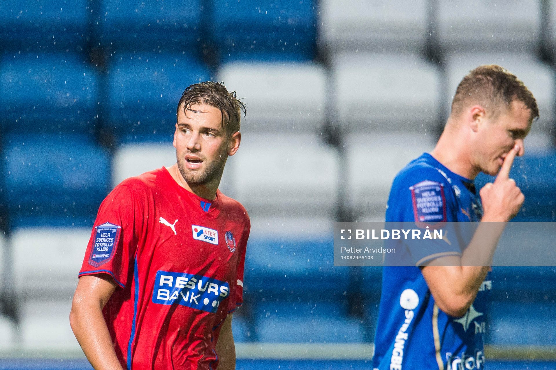 Helsingborgs Mikael Dahlberg och Halmstads Johan Blomberg under fotbollsmatchen i Allsvenskan mellan Helsingborg och Halmstad den 29 augusti 2014 i Helsingborg.