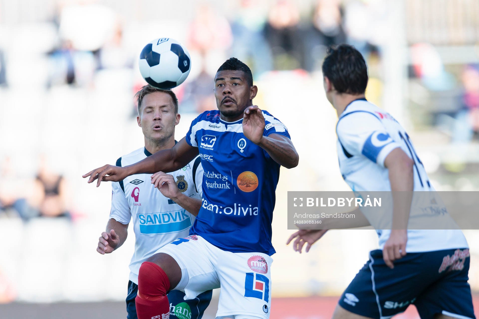 Gefles Anders Wikström (v) i kamp med Åtvidabergs Ricardo Santos under fotbollsmatchen i Allsvenskan mellan Gefle och Åtvidaberg den 30 Augusti 2014 i Gävle.