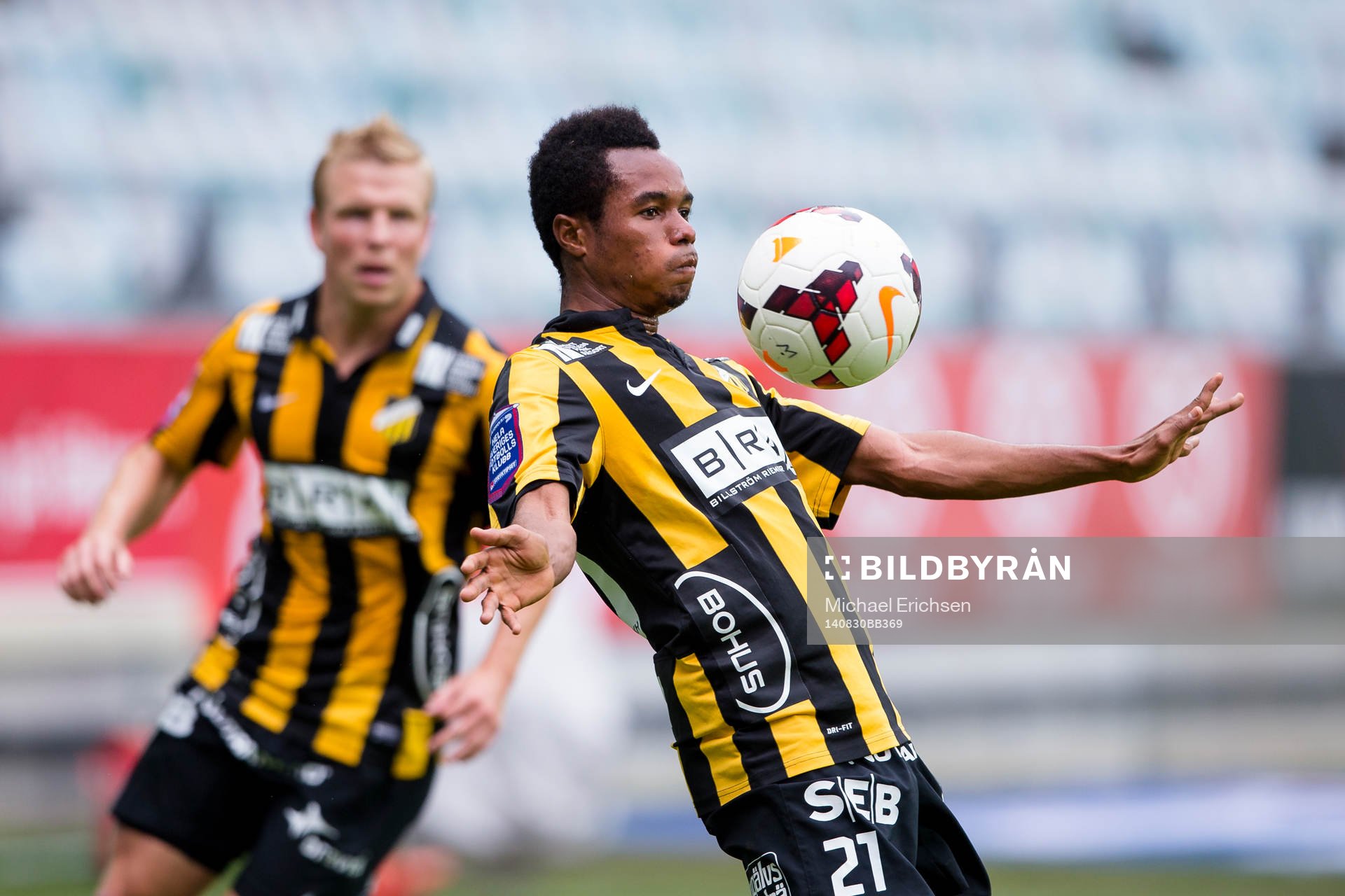 Häckens Nasiru Mohammed tar ner bollen på bröstet