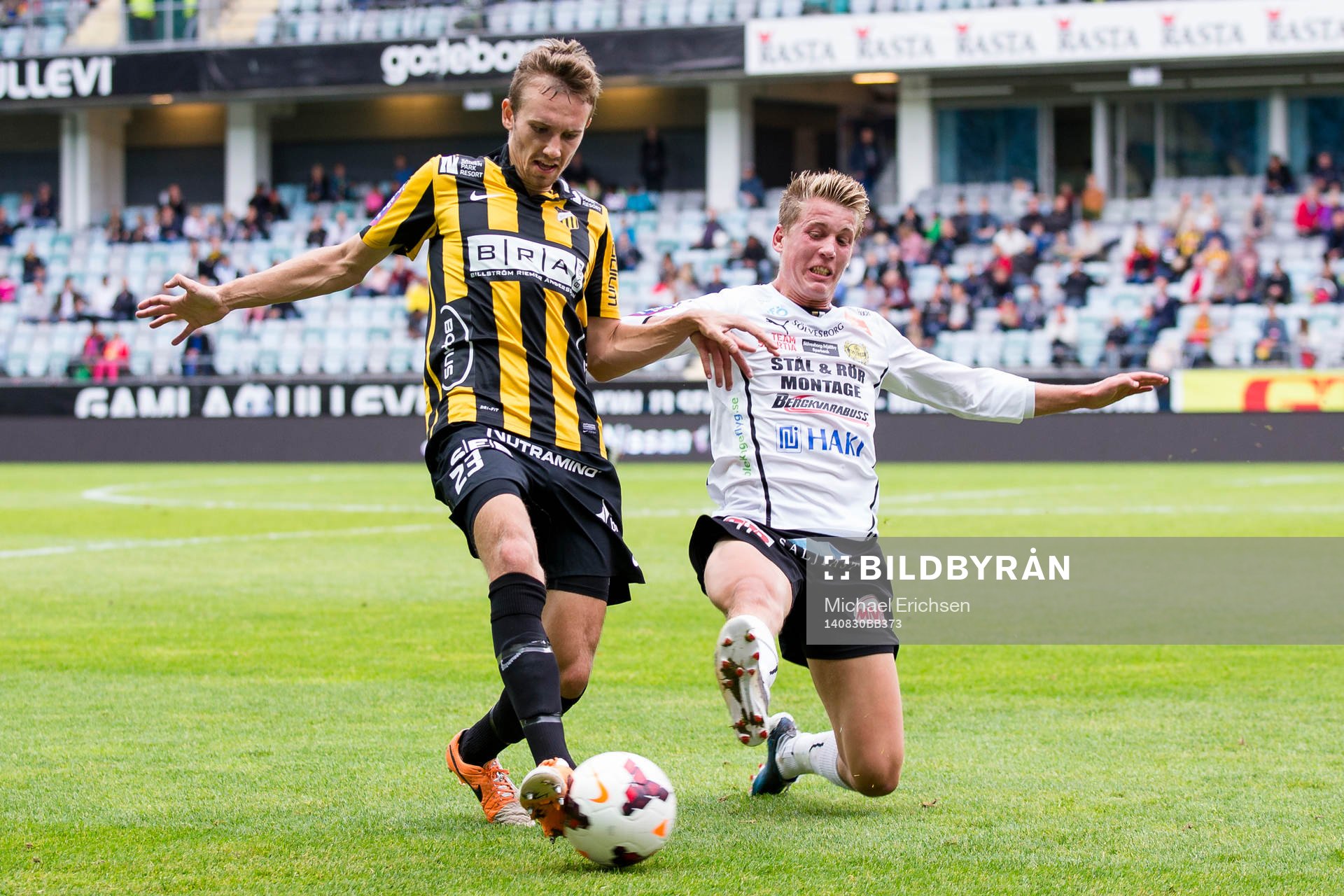 Häckens Simon Sandberg i kamp med Mjällbys Joel Enarsson om bollen under fotbollsmatchen i Allsvenskan mellan Häcken - Mjällby den 30 Augusti 2014 i Göteborg.