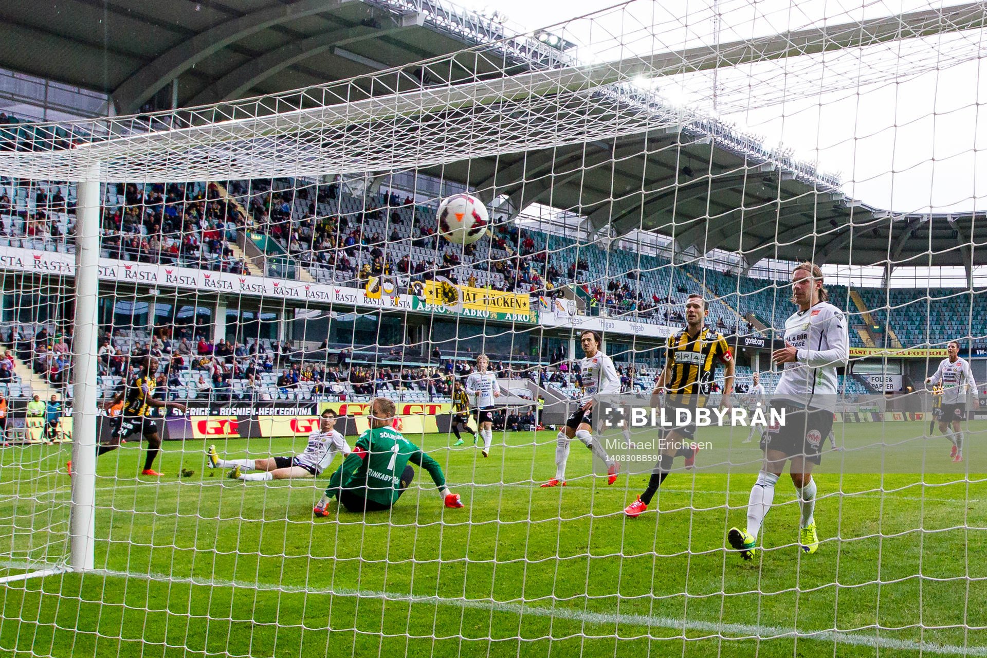 Häckens Rene Makondele skjuter in kvitteringen till 1-1