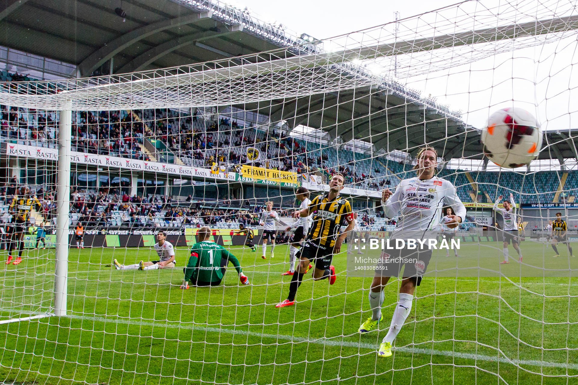 Häckens Rene Makondele skjuter in kvitteringen till 1-1