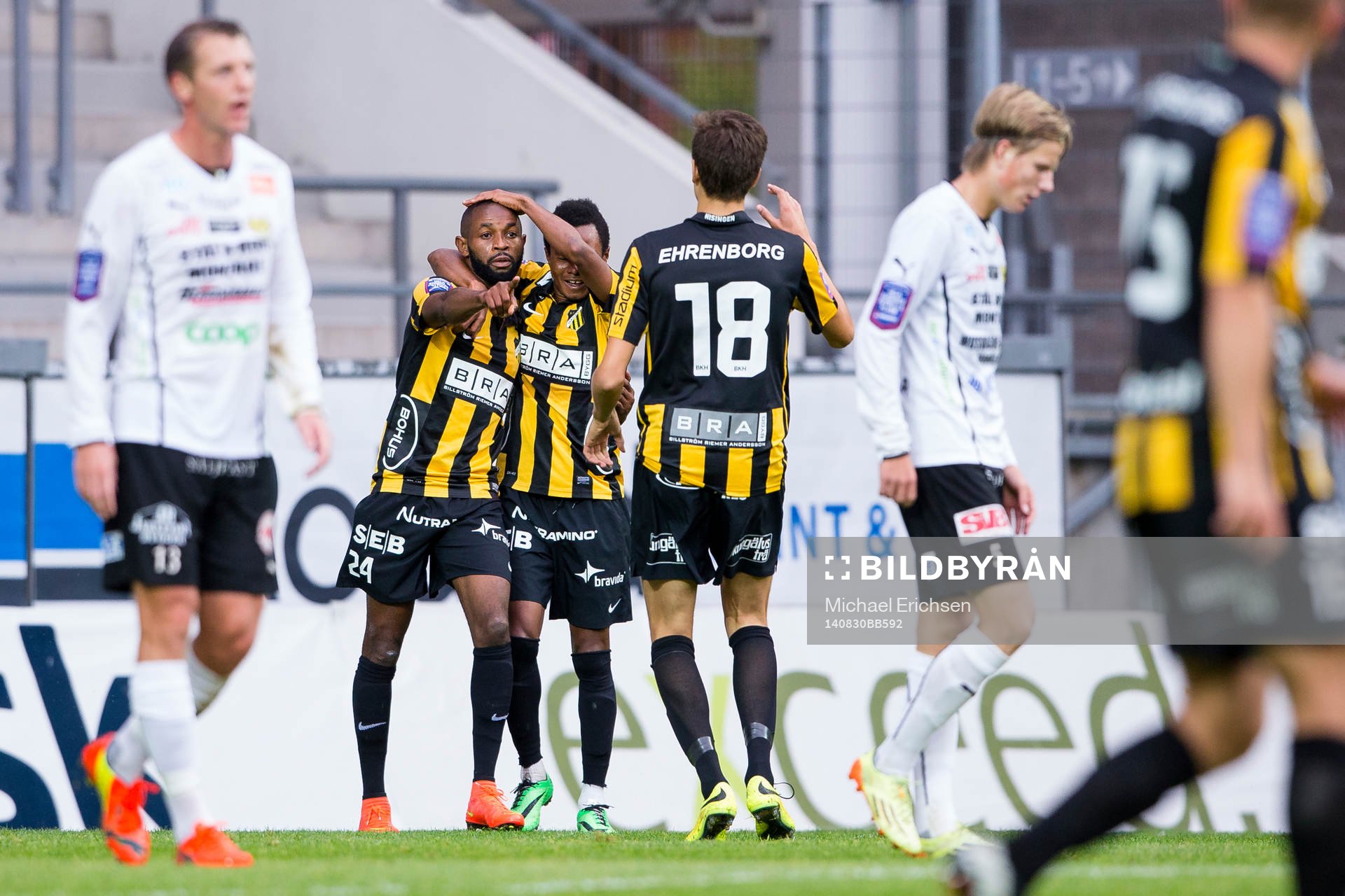 Häckens Rene Makondele jublar och kramas om av Nasiru