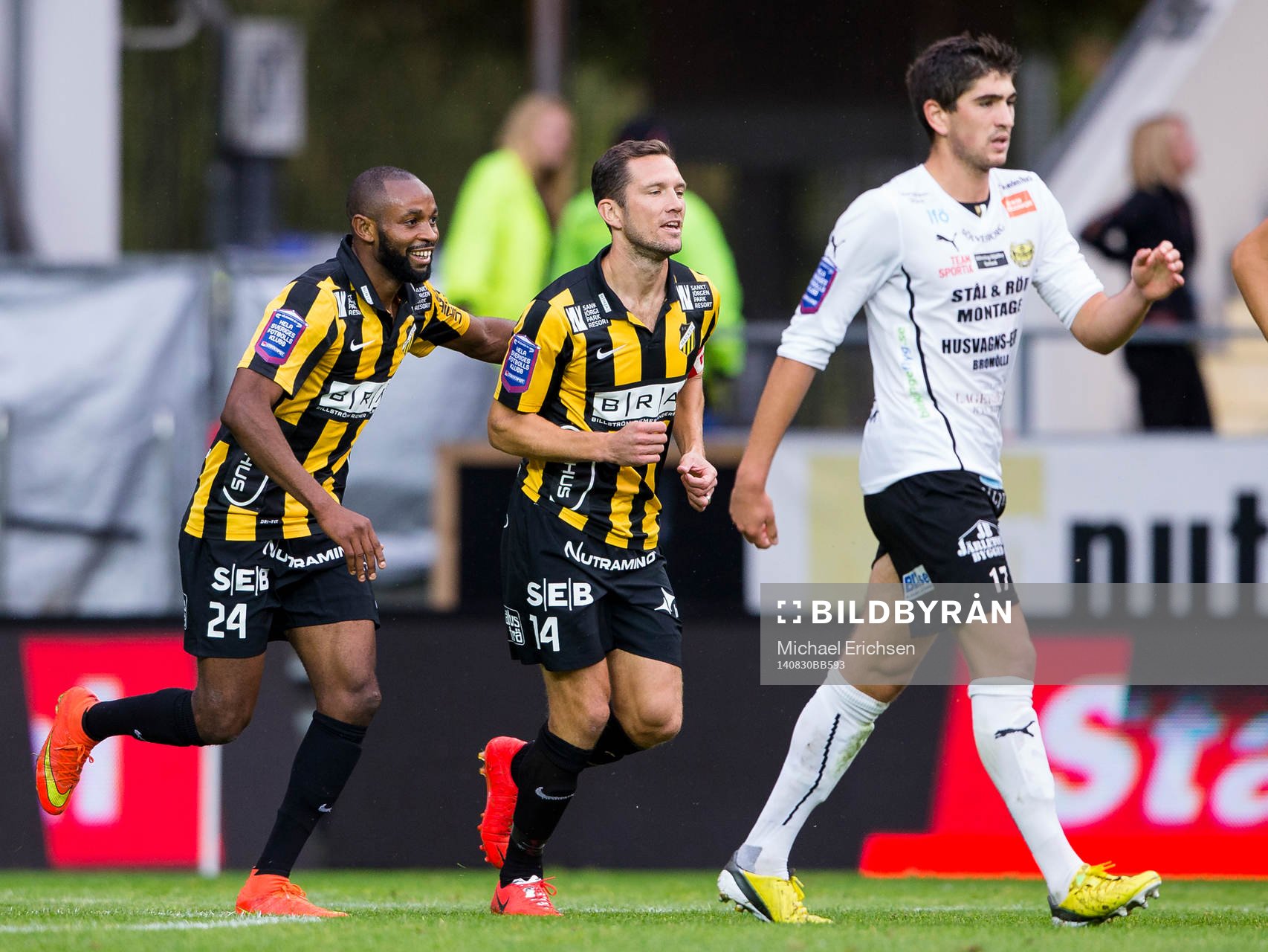 Häckens Rene Makondele jublar ihop med Martin Ericsson