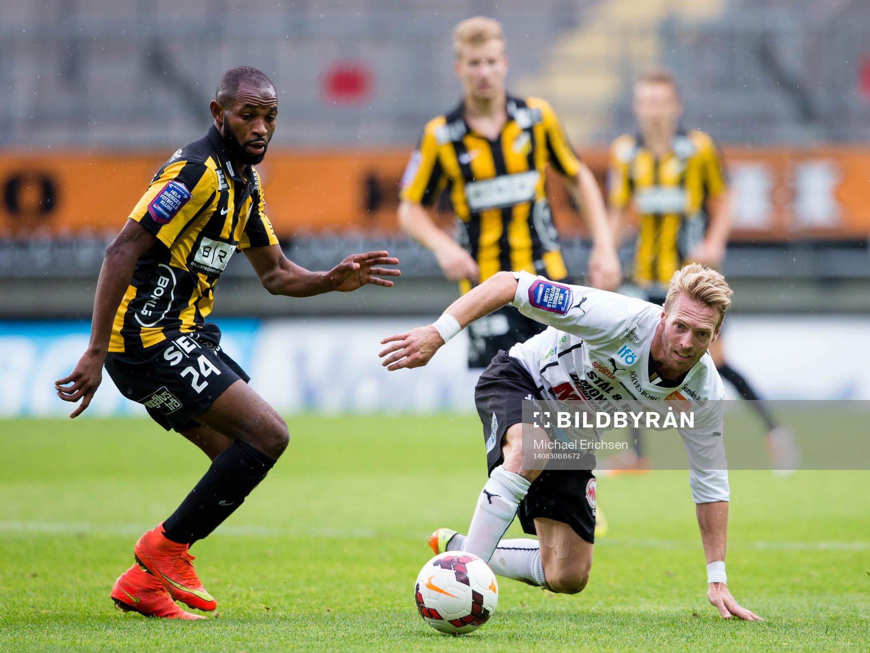Mjällbys Christian Wilhelmsson i kamp med Häckens Rene Makondele under fotbollsmatchen i Allsvenskan mellan Häcken - Mjällby den 30 Augusti 2014 i Göteborg.