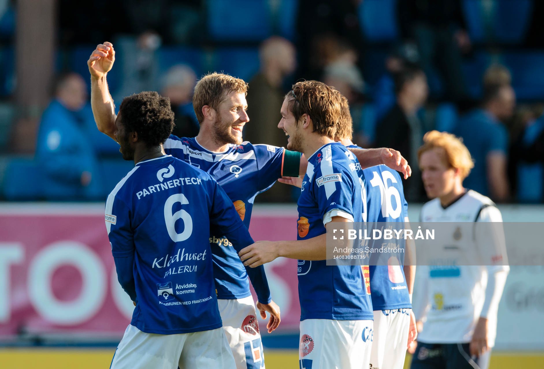 Åtvidabergs Victor Sköld (m) firar segern med lagkamrater